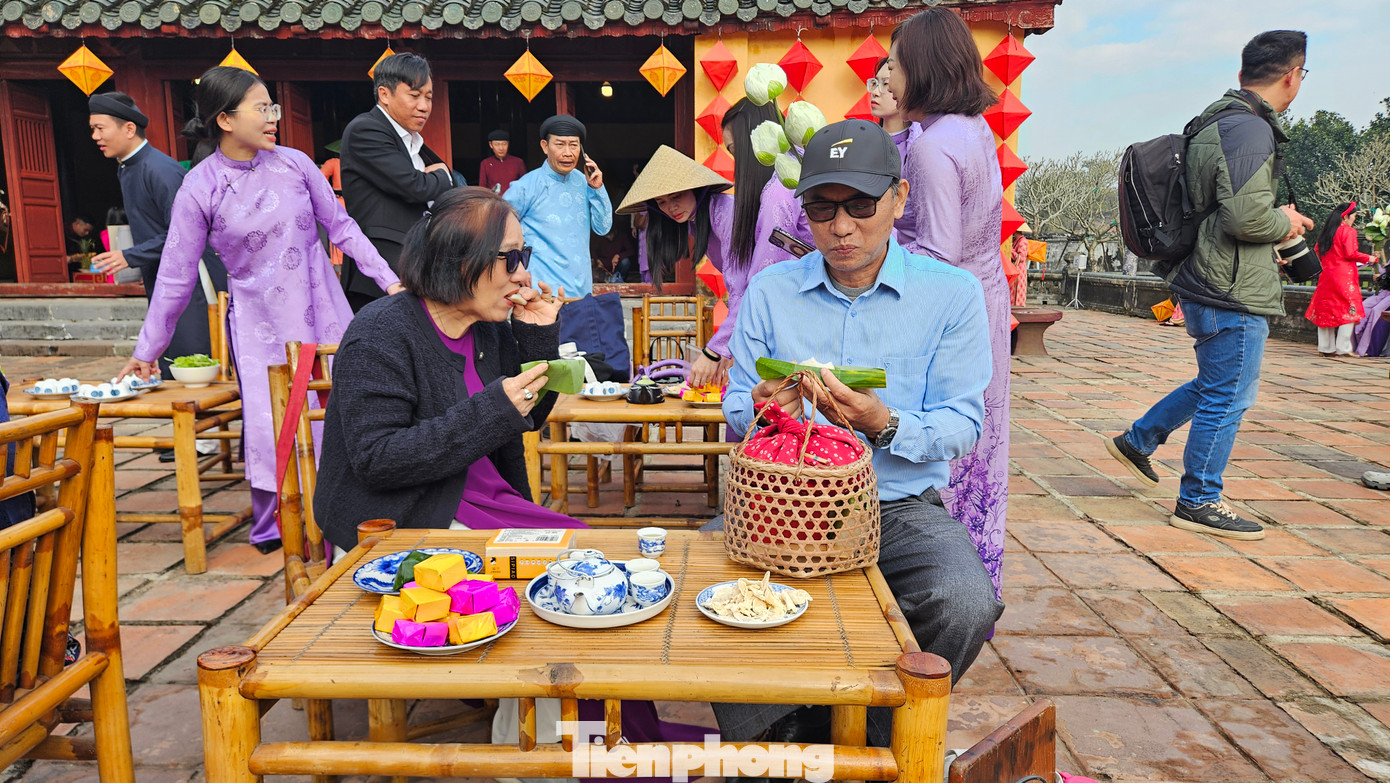 Ông Nguyễn Phước Hải Trung - Phó Giám đốc Trung tâm BTDTCĐ Huế, cho biết cùng với lễ Ban sóc (lễ ban lịch ngày đầu năm mới), lễ Thướng tiêu (dựng nêu), Phong vị Tết Huế Xuân Ất Tỵ 2025 là hoạt động có ý nghĩa khởi đầu năm mới, với những trải nghiệm khó quên về phong vị Tết xưa qua những sắc màu truyền thống.