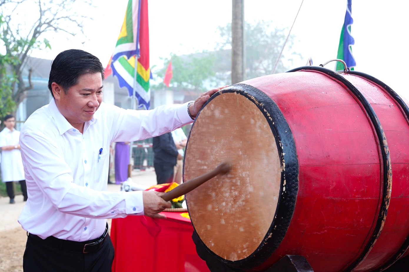 Chủ tịch UBND thị xã Hương Thủy Nguyễn Thanh Minh khởi trống khai hội đua trải truyền thống. Chủ tịch UBND thị xã Hương Thủy Nguyễn Thanh Minh khởi trống khai hội đua trải truyền thống.