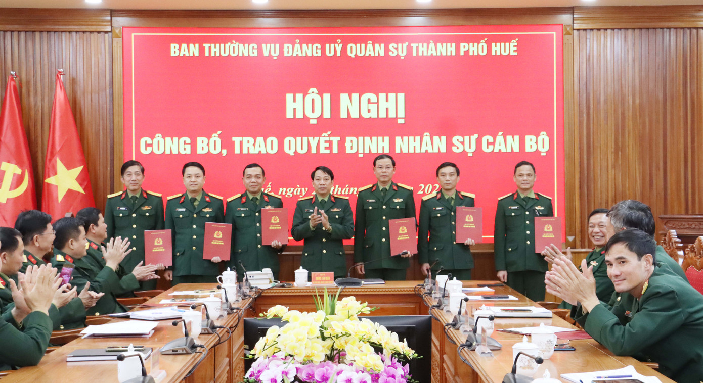 Công bố và trao quyết định nhân sự cán bộ năm 2025 tại Bộ Chỉ huy Quân sự thành phố Huế. Công bố và trao quyết định nhân sự cán bộ năm 2025 tại Bộ Chỉ huy Quân sự thành phố Huế.