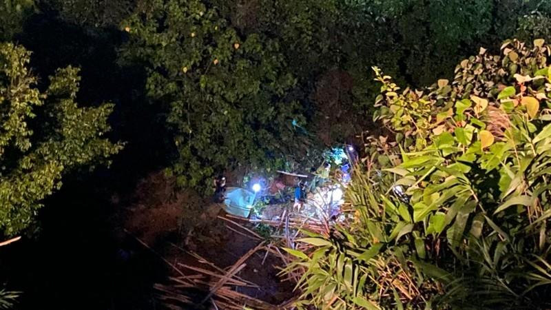 Vị trí xe ô tô tải rơi xuống vực sâu trong đêm tối. Ảnh: Quang Tiến
