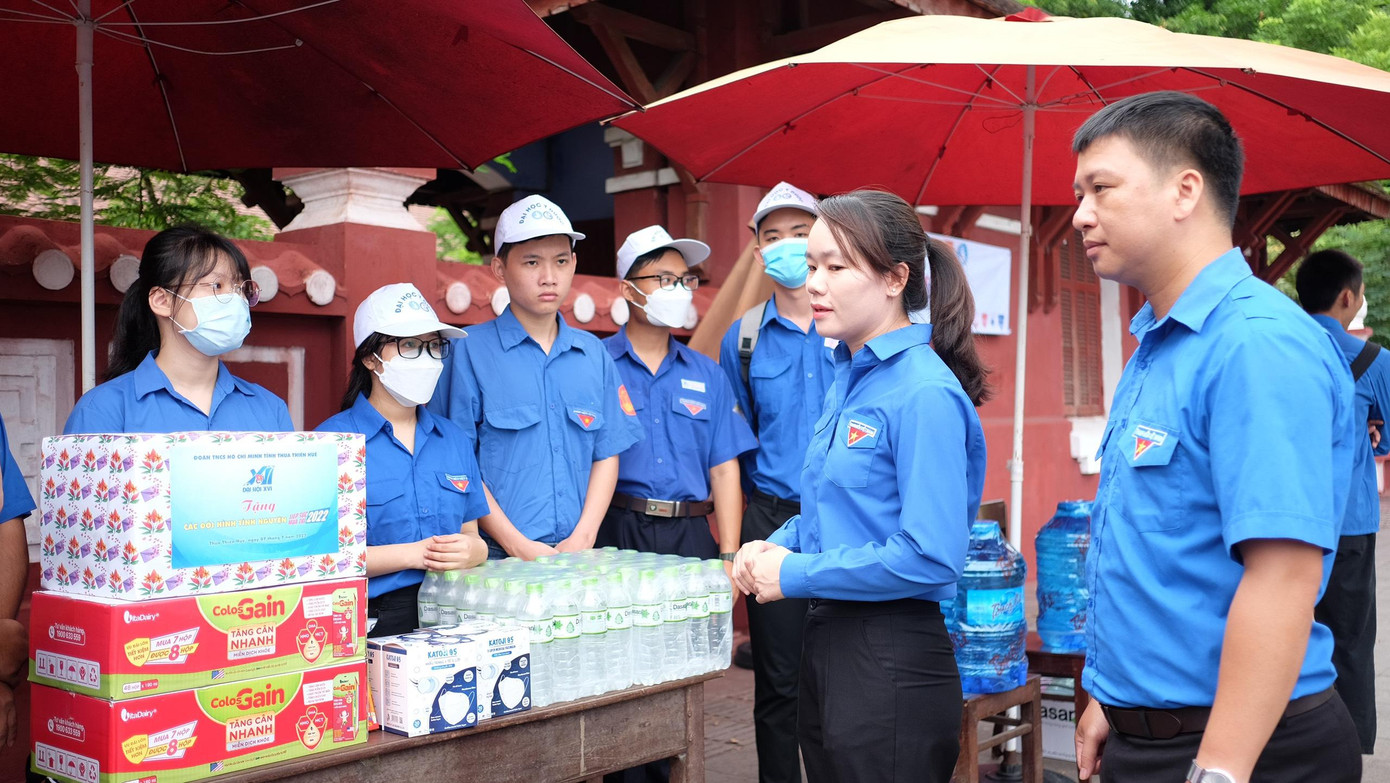 Chị Hoàng Thị Thùy Linh (thứ hai từ phải sang) - Phó Bí thư Thường trực Tỉnh Đoàn TT-Huế, cùng cán bộ Tỉnh Đoàn đi thăm, động viên các đội hình tình nguyện Chị Hoàng Thị Thùy Linh (thứ hai từ phải sang) - Phó Bí thư Thường trực Tỉnh Đoàn TT-Huế, cùng cán bộ Tỉnh Đoàn đi thăm, động viên các đội hình tình nguyện