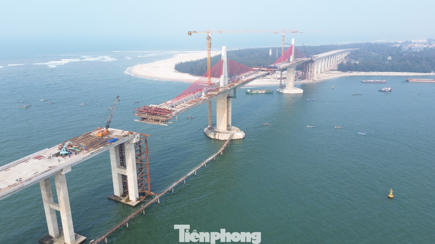 Trong đó, giai đoạn 1 của dự án có chiều dài tuyến 7,785 km, phần cầu qua cửa Thuận An dài khoảng 2,36 km. Hiện tại, khối lượng thi công cầu đạt hơn 90%, tổng vốn bố trí hơn 2.100 tỷ đồng, hiện giải ngân gần 1.800 tỷ đồng.