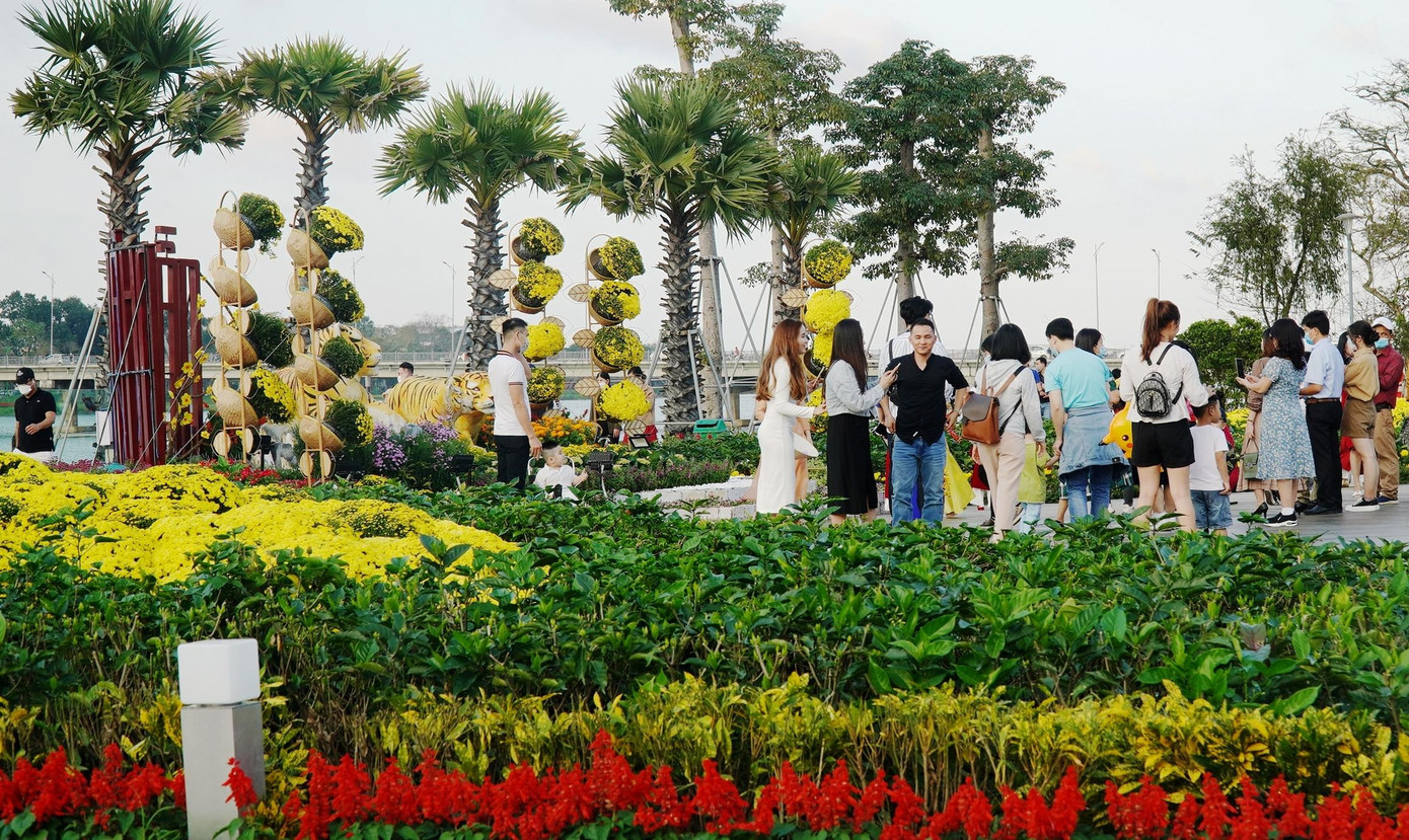 Nơi hút khách nhiều nhất tại khu vực công viên ven sông Hương có lẽ là các cụm trang trí linh vật hổ nhân Tết Nhâm Dần.
