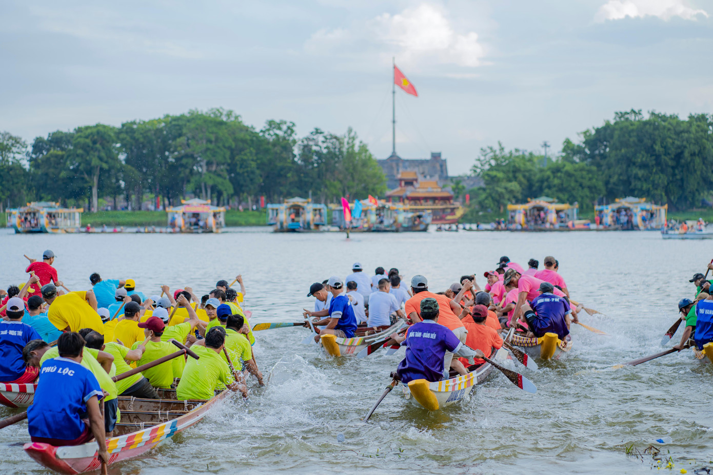 Ngày 2/9, Sở Văn hóa và Thể thao tỉnh TT-Huế tổ chức giải đua ghe truyền thống lần thứ 33 năm 2022 trên sông Hương, nhân kỷ niệm 77 năm ngày Quốc khánh (2/9/1945 - 2/9/2022).