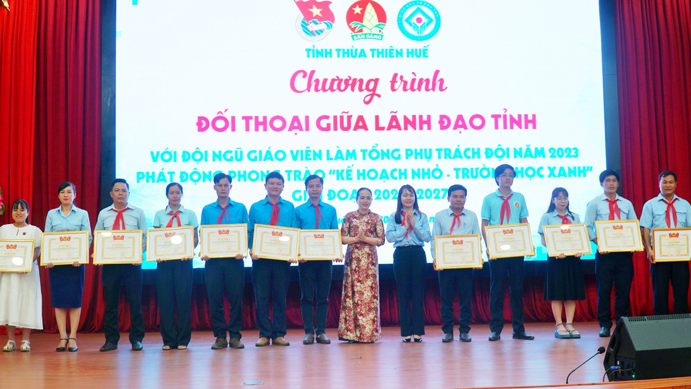 Khen thưởng những tập thể, cá nhân xuất sắc trong công tác Đội và phong trào thiếu nhi. Khen thưởng những tập thể, cá nhân xuất sắc trong công tác Đội và phong trào thiếu nhi.