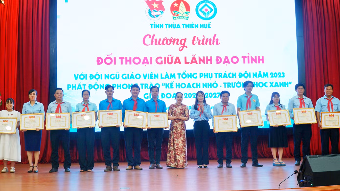 Khen thưởng những tập thể, cá nhân xuất sắc trong công tác Đội và phong trào thiếu nhi.