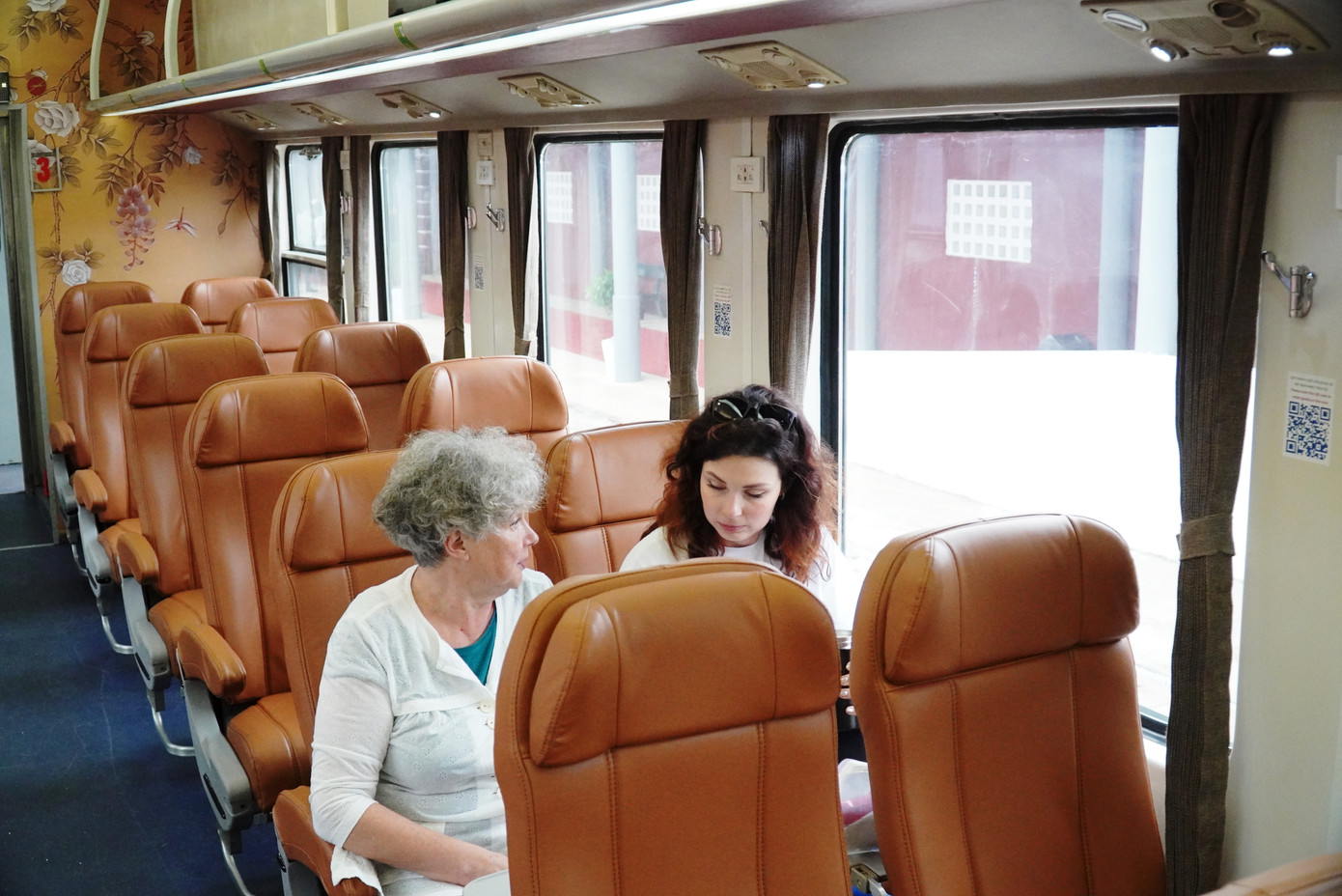 Hành khách nước ngoài di chuyển, trải nghiệm trên hành trình Huế đi Đà Nẵng.