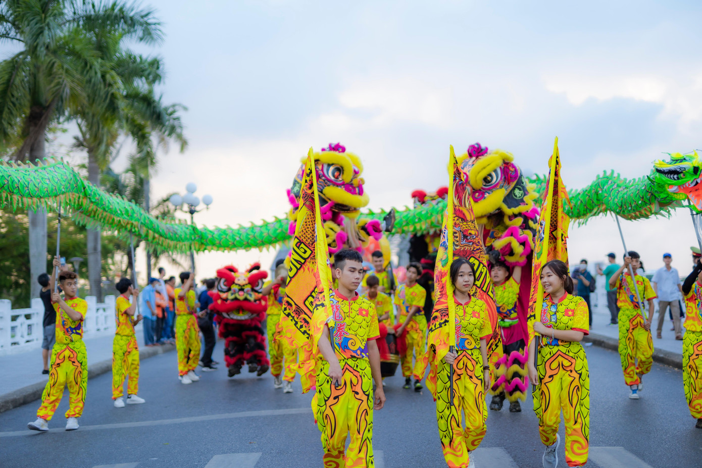Quá trình tham gia quảng diễn và rước đèn Trung thu, các đoàn lân sư rồng lần lượt dừng chân biểu diễn tại 4 điểm cố định. Đó là khu vực phía bắc và phía nam cầu Trường Tiền và khu vực phía Bắc, phía Nam cầu Phú Xuân.