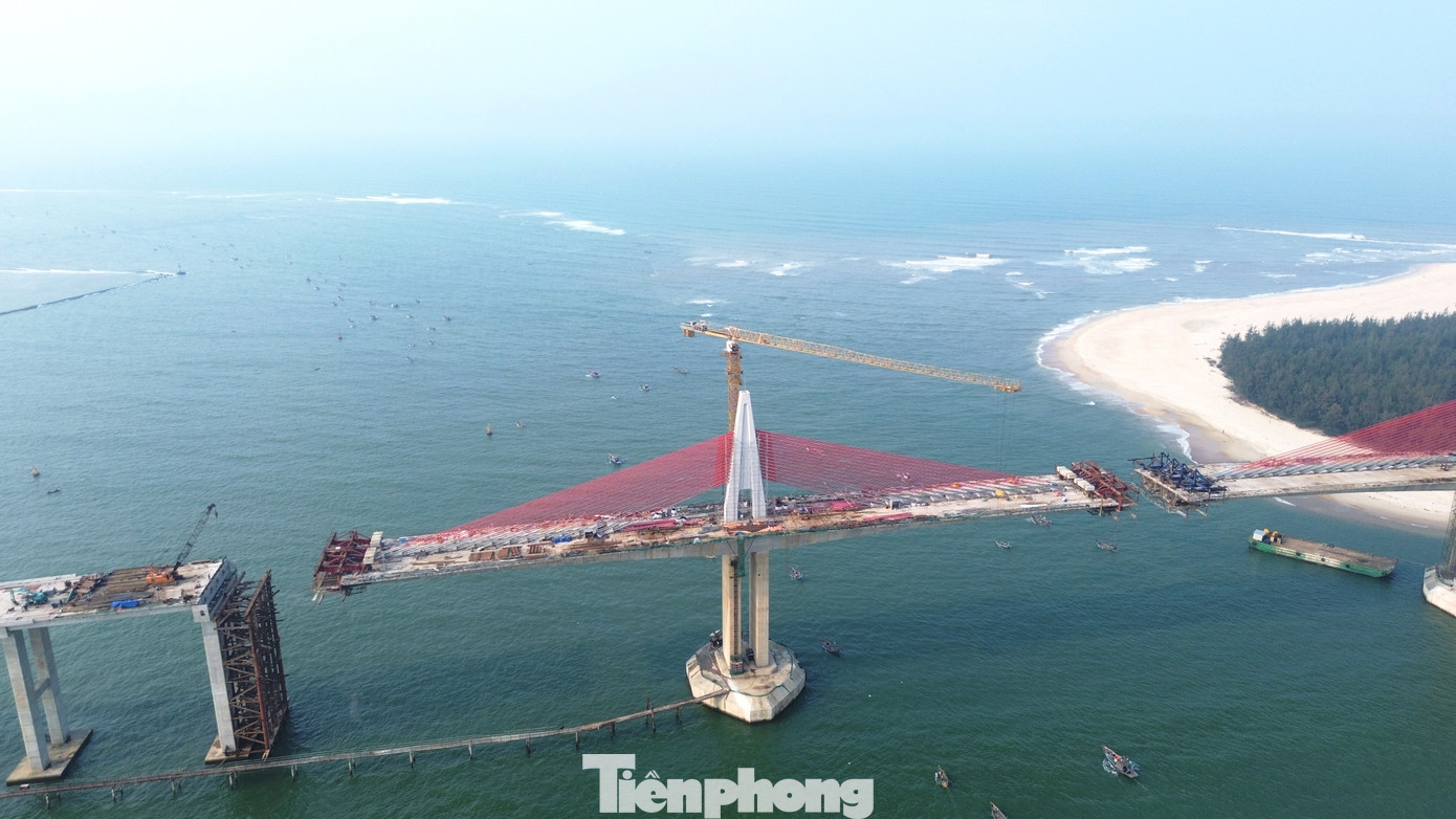 Hệ thống dây văng màu đỏ rực kéo dài từ trụ chính, tạo nên vẻ đẹp vừa mạnh mẽ vừa thanh thoát. Kết cấu trụ cầu được thiết kế và thi công vững chắc, có khả năng chịu lực tốt trước những tác động của thiên nhiên, đảm bảo tuổi thọ công trình dài lâu.