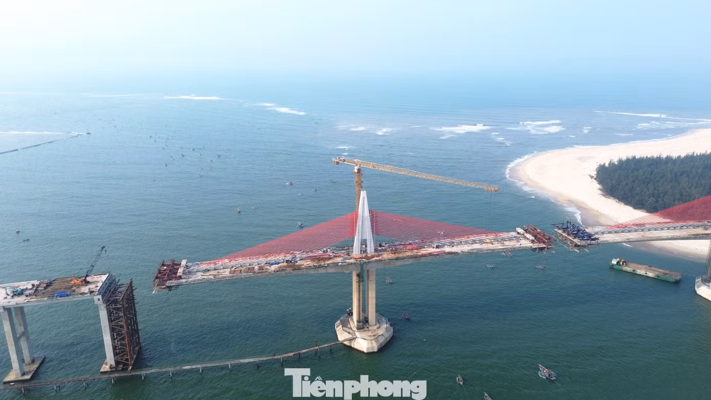Hệ thống dây văng màu đỏ rực kéo dài từ trụ chính, tạo nên vẻ đẹp vừa mạnh mẽ vừa thanh thoát. Kết cấu trụ cầu được thiết kế và thi công vững chắc, có khả năng chịu lực tốt trước những tác động của thiên nhiên, đảm bảo tuổi thọ công trình dài lâu.