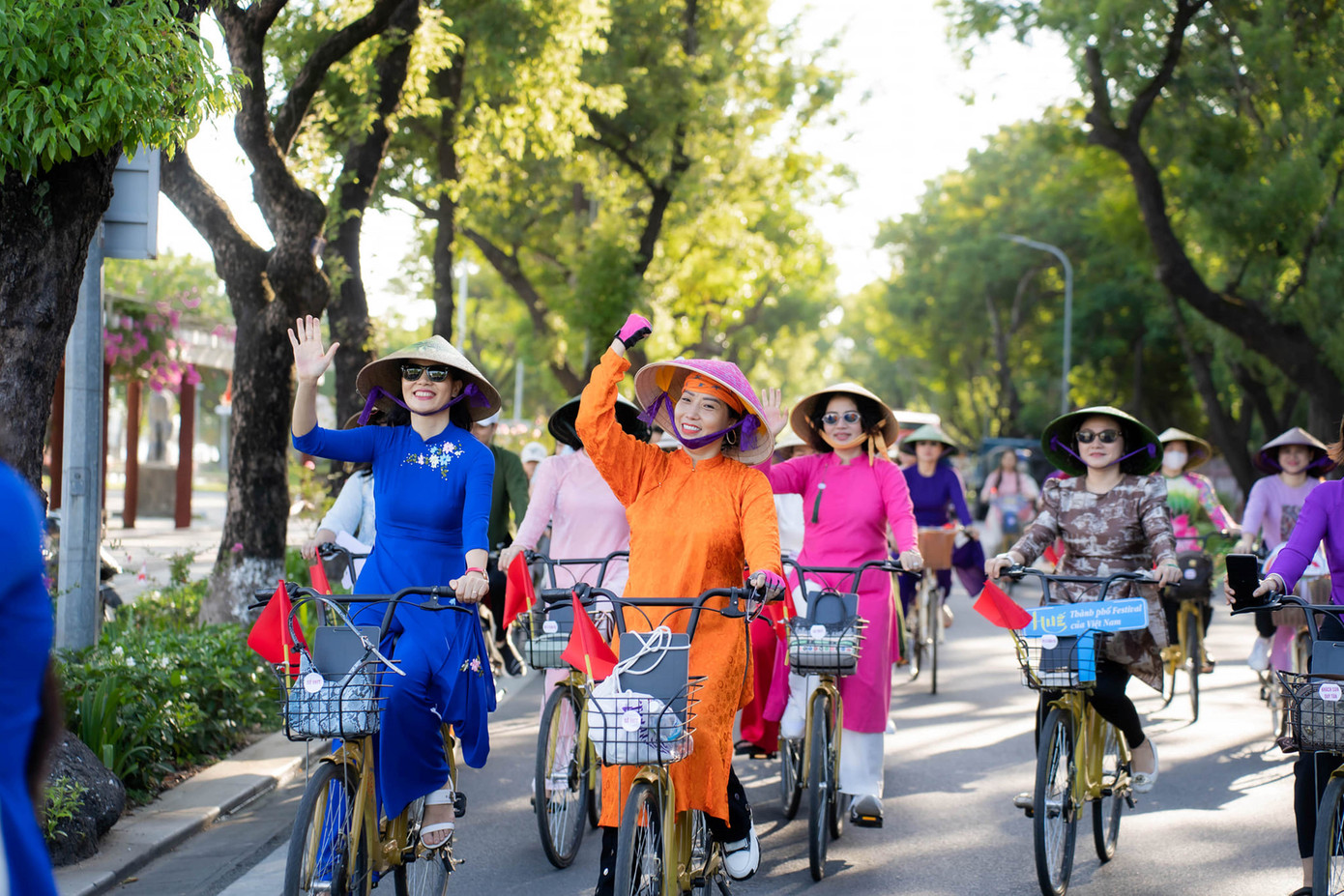 Hoạt động thu hút sự tham gia của hơn 200 người dân, cán bộ, nhân viên, người lao động thuộc các tổ chức, cơ quan, đơn vị, trường học hoạt động trên lĩnh vực quản lý, đào tạo, kinh doanh du lịch. Ảnh: V.T.H