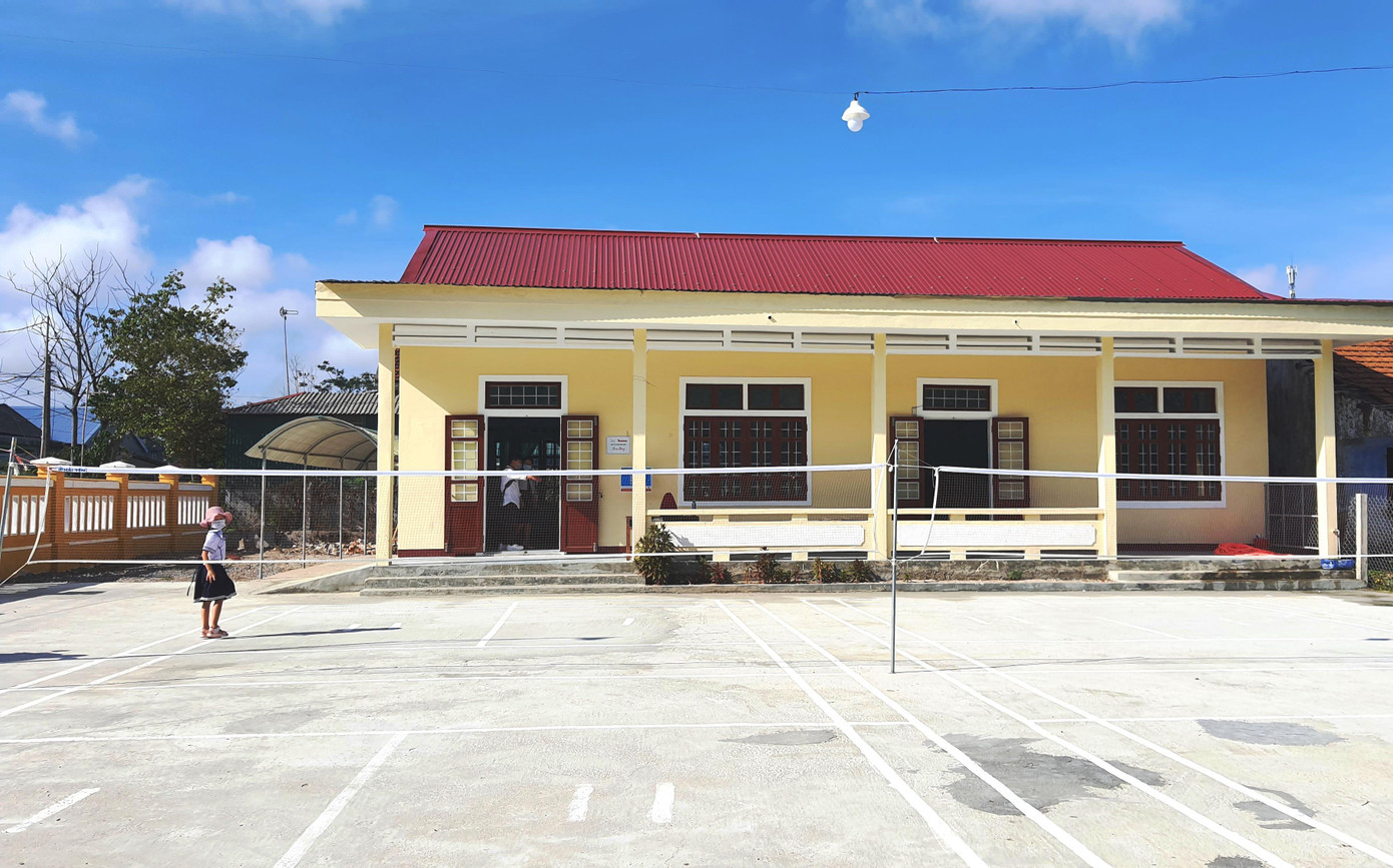 Ngôi trường trở nên khang trang, hết cảnh lầy lội, thấp trũng ngập lụt từ sự hỗ trợ tôn tạo, sửa chữa của Quỹ Vì tầm vóc Việt và các đơn vị tài trợ thông qua Báo Tiền Phong