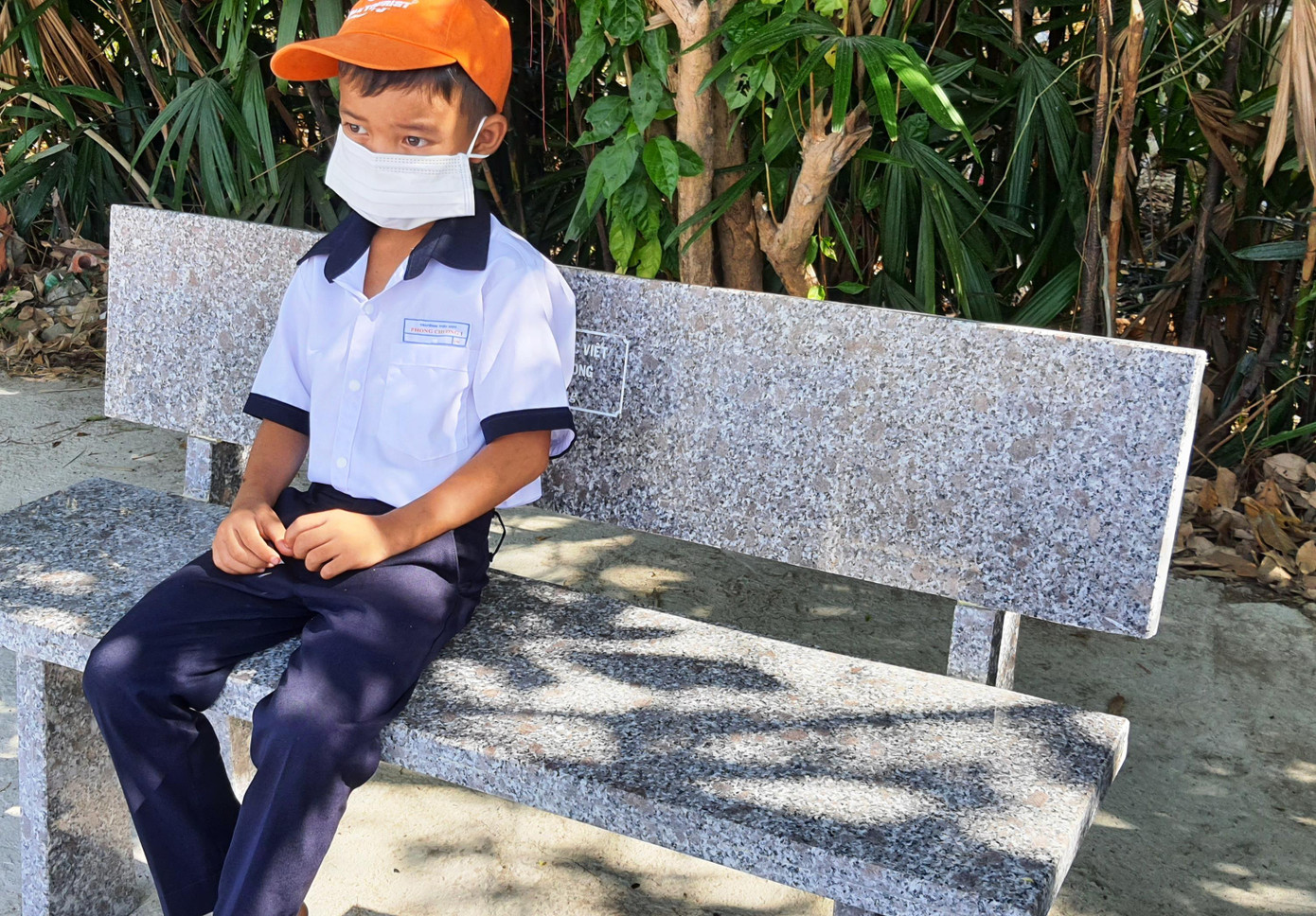 Tặng ghế đá đặt tại khuông viên trường từ nguồn hỗ trợ của Quỹ Vì tầm vóc Việt và các đơn vị tài trợ thông qua Báo Tiền Phong