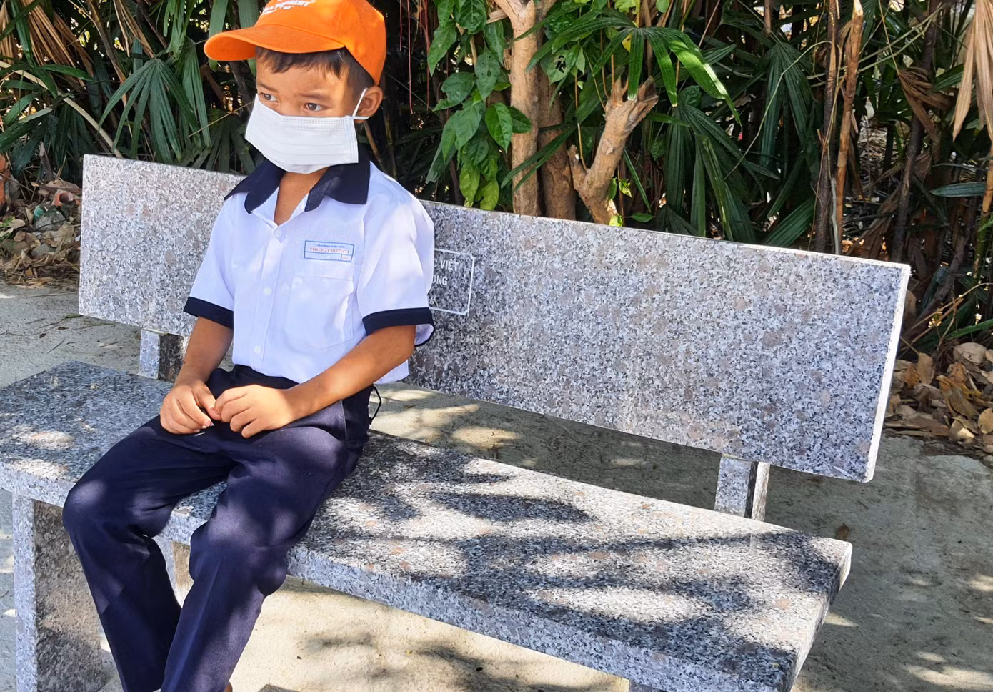 Tặng ghế đá đặt tại khuông viên trường từ nguồn hỗ trợ của Quỹ Vì tầm vóc Việt và các đơn vị tài trợ thông qua Báo Tiền Phong