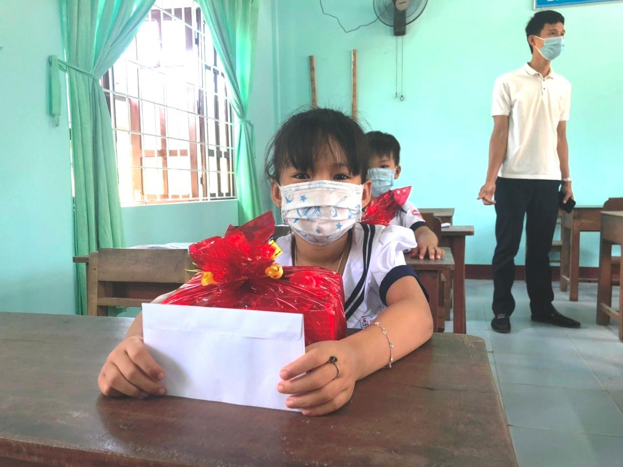 Học sinh tuân thủ quy định phòng dịch, ngồi giãn cách, không tập trung số lượng đông khi tới nhận quà, học bổng