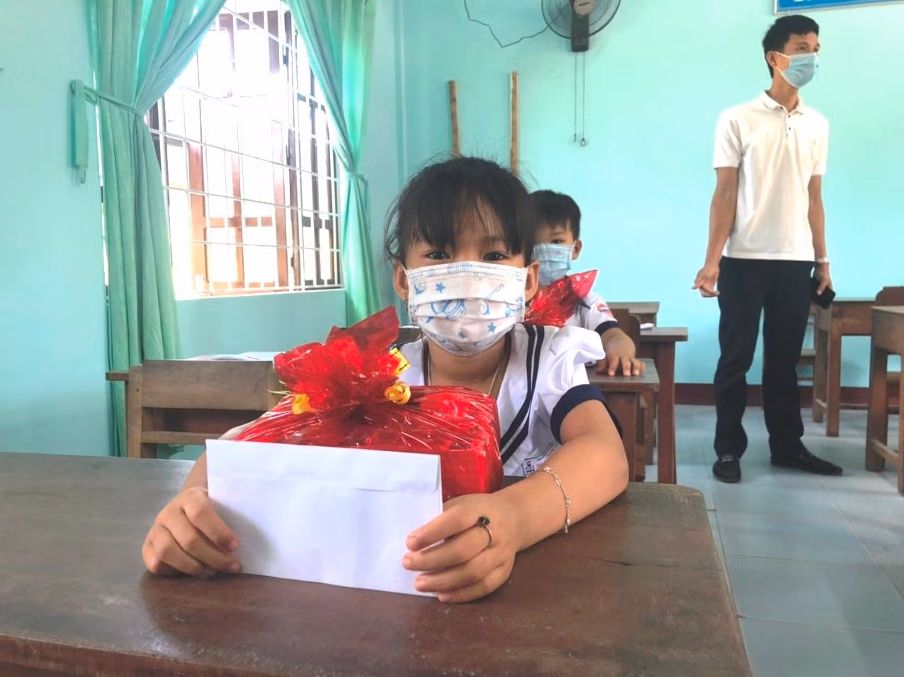 Học sinh tuân thủ quy định phòng dịch, ngồi giãn cách, không tập trung số lượng đông khi tới nhận quà, học bổng