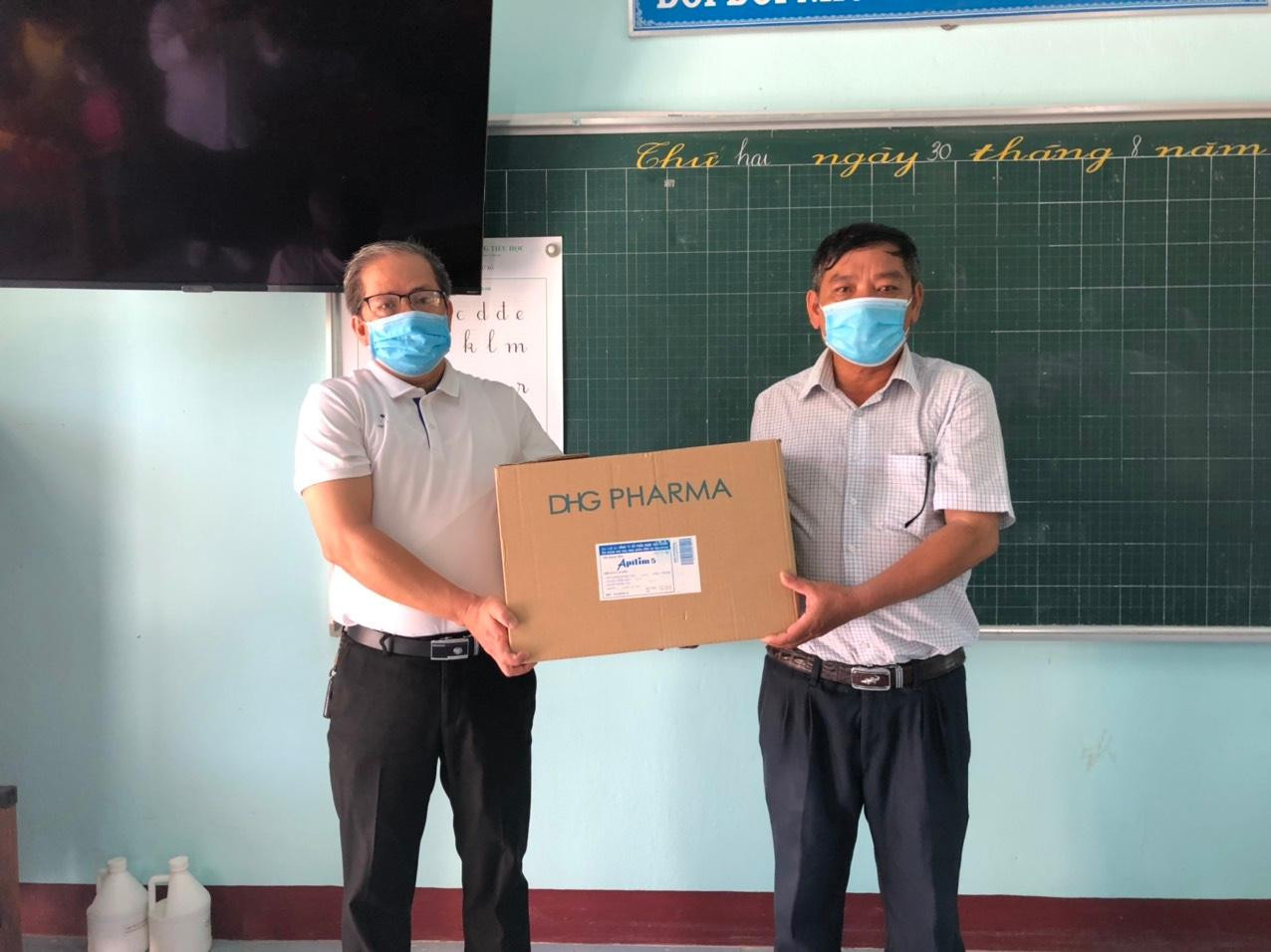 PV thường trú Báo Tiền Phong tại Huế (bìa trái) tặng khẩu trang y tế cho Trường Tiểu học Phong Chương