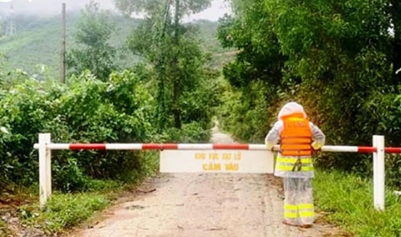 Lập rào chắn, ngăn cấm người dân vào khu vực có nguy cơ sạt lở đất ở tuyến đường 71 xã Phong Xuân, huyện Phong Điền, TT-Huế. Ảnh: CTV