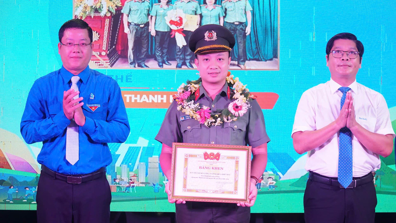 Tặng bằng khen cho 11 tập thể và 17 cá nhân có những thành tích xuất sắc thực hiện chiến dịch thanh niên tình nguyện hè giai đoạn vừa qua tại TT-Huế