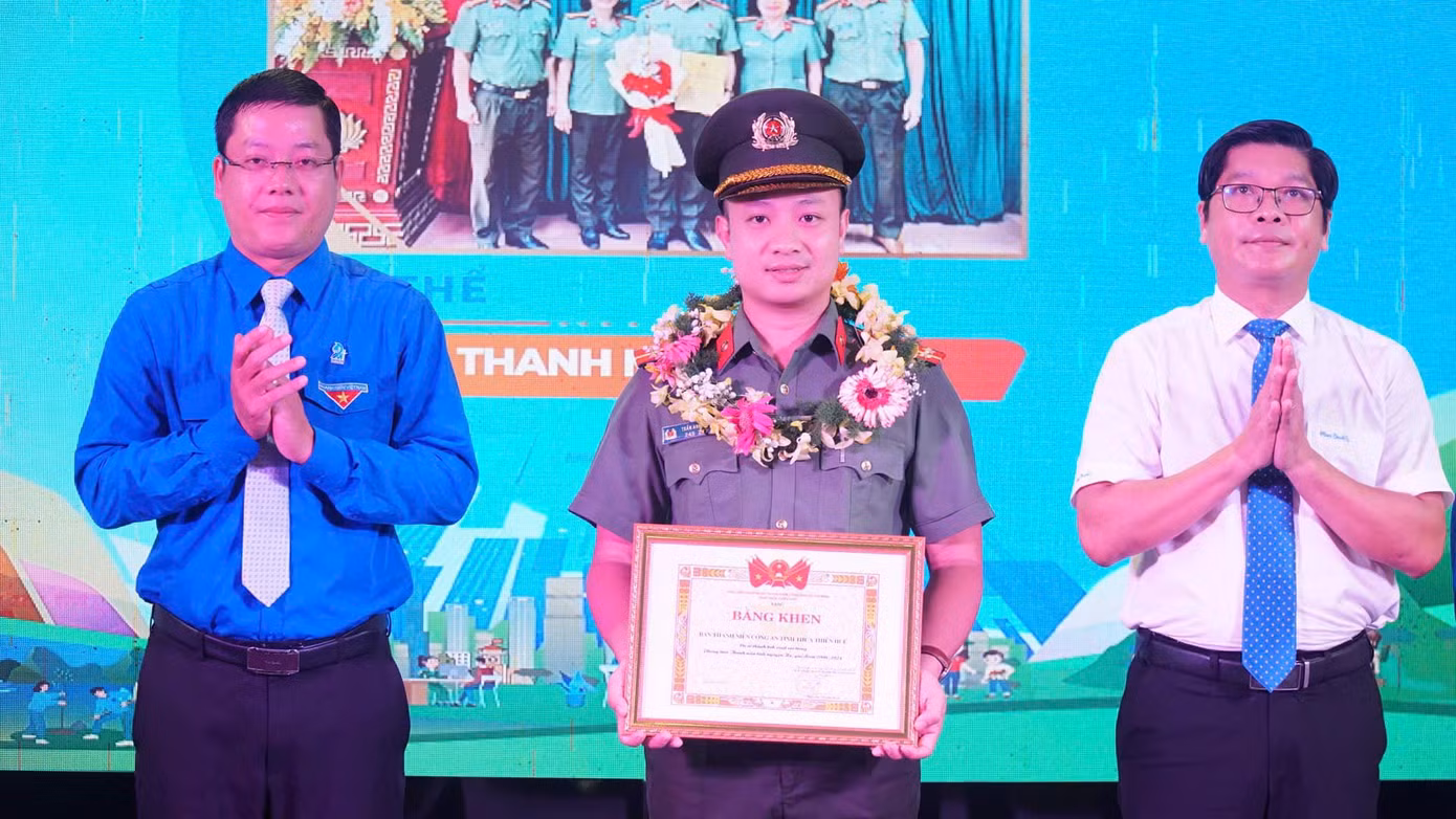 Tặng bằng khen cho 11 tập thể và 17 cá nhân có những thành tích xuất sắc thực hiện chiến dịch thanh niên tình nguyện hè giai đoạn vừa qua tại TT-Huế