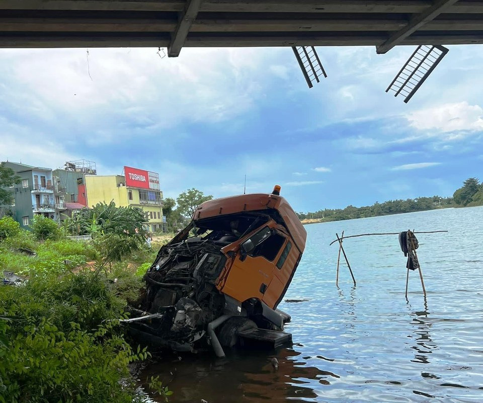 Phần ca bin bị đứt rời khỏi thân xe, dập nát, rơi xuống sông Bồ. Phần ca bin bị đứt rời khỏi thân xe, dập nát, rơi xuống sông Bồ.