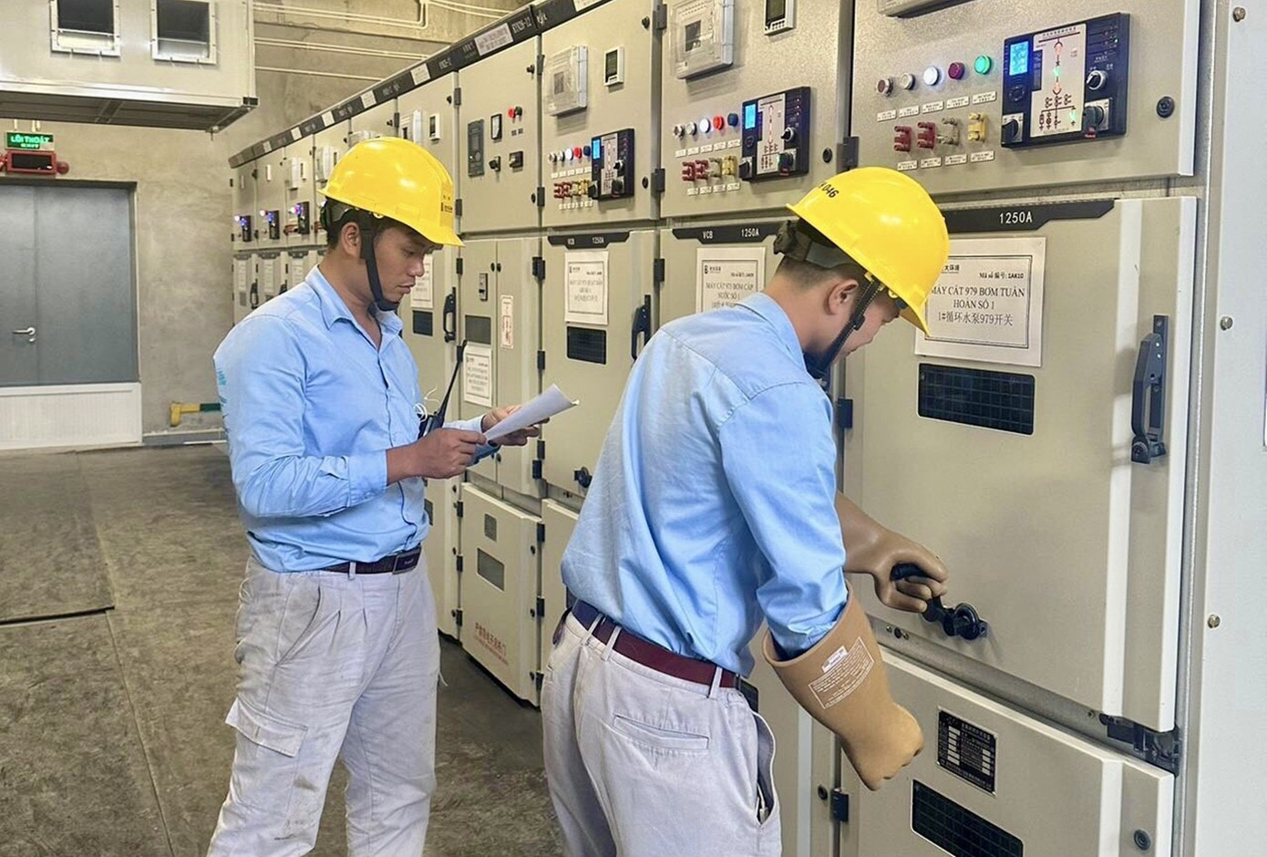 Trong thời gian Tết Giáp Thìn, nhà máy vẫn hoạt động bình thường, với hơn 100 cán bộ kỹ sư, công nhân làm việc xuyên suốt 24/24h để nguồn rác thải sinh hoạt được xử lý liên tục và cung cấp thêm nguồn điện xanh cho người dân trên địa bàn tỉnh TT-Huế. Ảnh: CTV