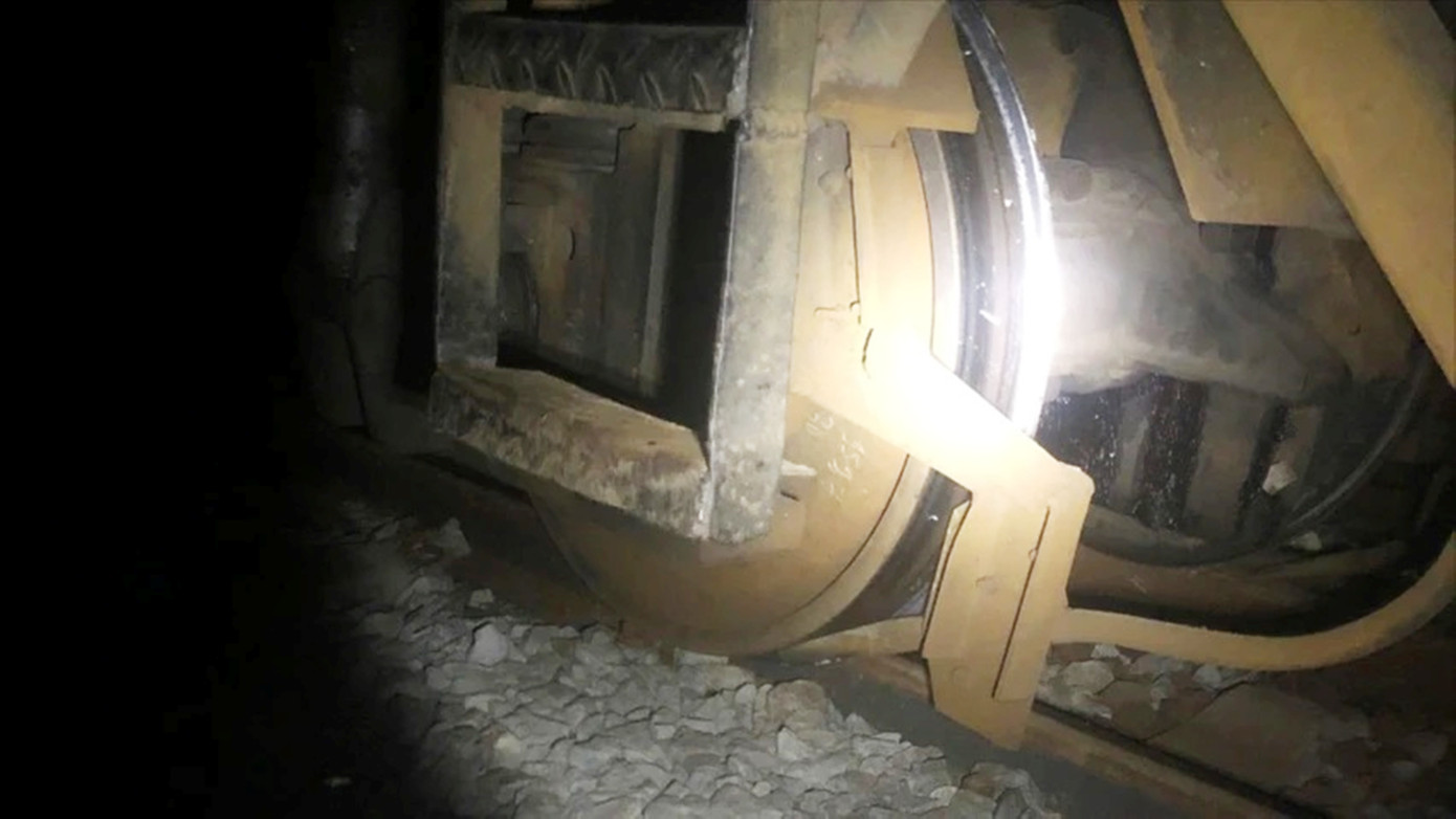 Đoàn tàu AH1 chở hàng bị trật bánh tại thị trấn Lăng Cô, cách vị trí đoàn tàu chở 24 container bị trật bánh ở đầu kéo chỉ 100 mét.