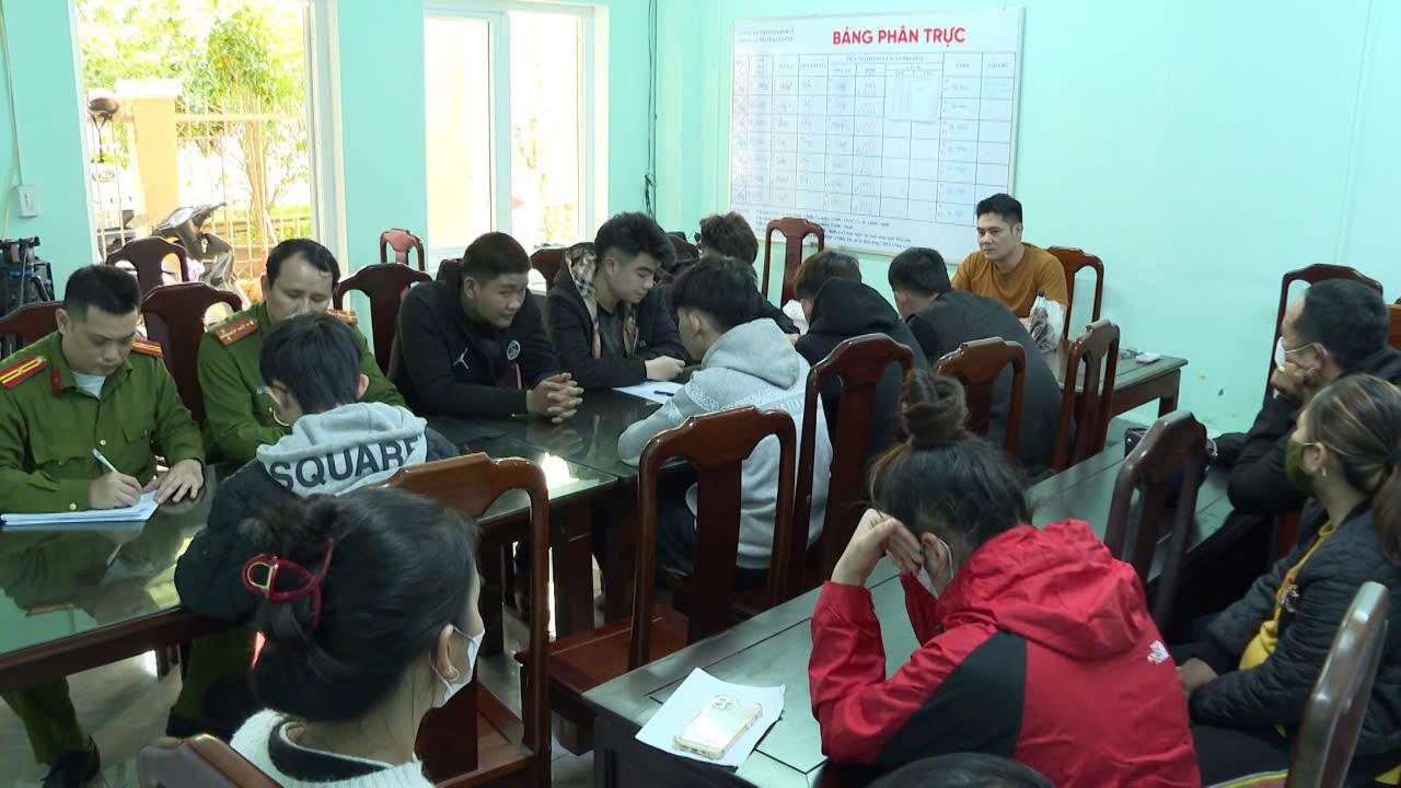 Công an lấy lời khai nhóm 8 đối tượng để điều tra về hành vi cố ý gây thương tích.