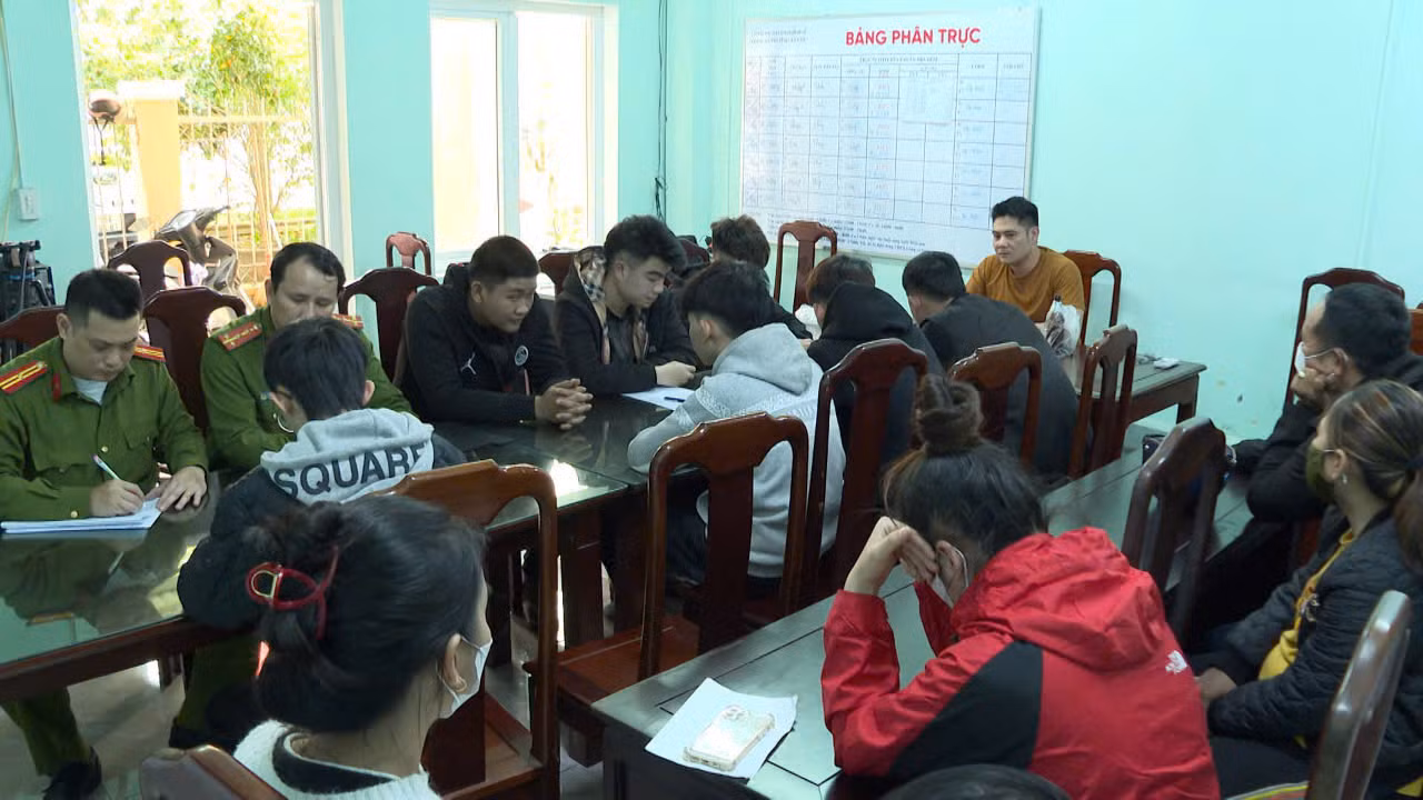 Công an lấy lời khai nhóm 8 đối tượng để điều tra về hành vi cố ý gây thương tích.