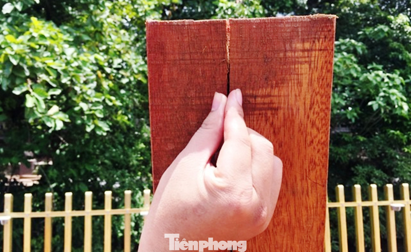 Ngay từ khi chưa đưa vào sử dụng, cầu gỗ lim ở Huế từng xuất hiện dấu hiệu rạn nứt, thậm chí hở toác thanh gỗ lát bề mặt, buộc phải thay mới hàng loạt vào năm 2018.