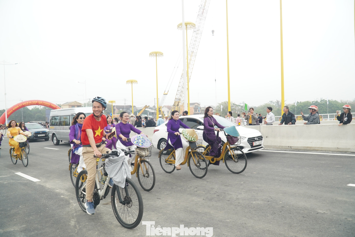 Theo lãnh đạo UBND TP Huế, việc đưa cầu Nguyễn Hoàng vào sử dụng sẽ góp phần giảm tải lưu lượng giao thông cho các tuyến đường trung tâm và Quốc lộ 1, đồng thời kết nối các khu đô thị mới phía tây TP Huế. Công trình cũng mở ra nhiều cơ hội phát triển đô thị, dịch vụ thương mại và du lịch, thúc đẩy phát triển kinh tế xã hội và cải thiện đời sống dân sinh.