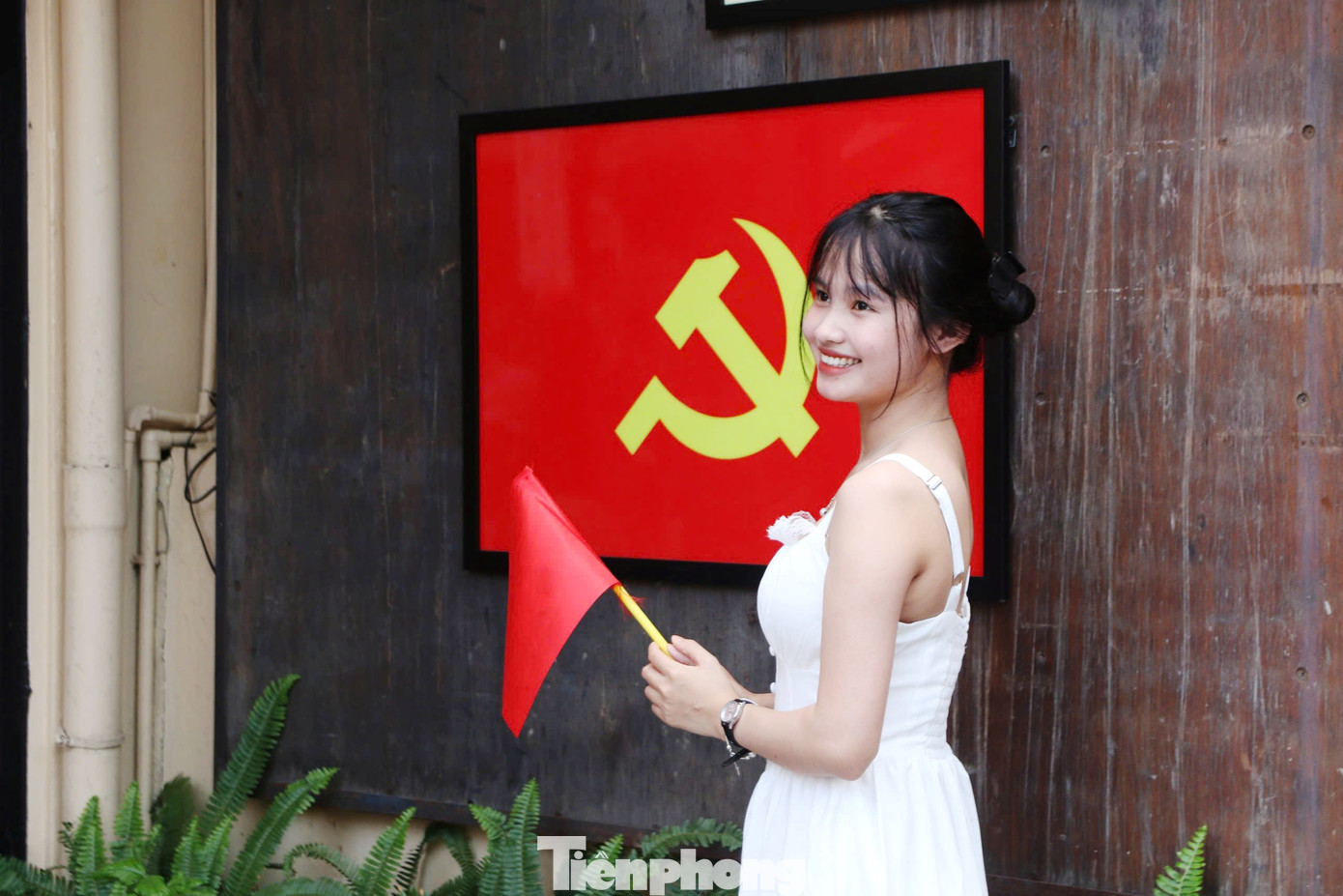 Không chỉ khuôn viên trường học, mà các tuyến phố trung tâm, đặc biệt là khu vực phố Tây ở phường Phú Hội (quận Thuận Hóa, TP Huế) cũng đồng loạt treo cờ Tổ quốc, trang trí đèn hoa, pa-nô cổ động. Các quán cà phê, nhà hàng cũng hòa mình vào không khí thiêng liêng của đất nước.