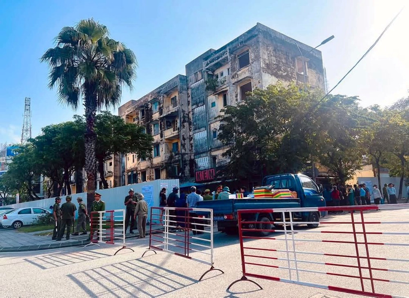 Mới đây, Chủ tịch UBND TP. Huế đã ban hành 12 quyết định cưỡng chế di dời chủ sở hữu, người sử dụng nhà tại khu chung cư Đống Đa (phường Phú Nhuận). Sau quyết định này, mặc dù có thêm một vài hộ tự nguyện di dời, nhưng vẫn còn những trường hợp tiếp tục ở lại chung cư cũ nát, buộc lực lượng chức năng tổ chức cưỡng chế di dời, phục vụ công tác giải phóng mặt bằng và đảm bảo an toàn cho người dân.