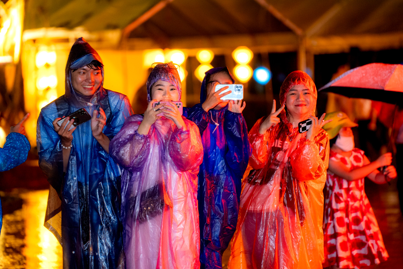 Trời mưa không làm giảm đi sự hào hứng của du khách khi khám phá Đại nội Huế về đêm. (Ảnh: Đình Hoàng)