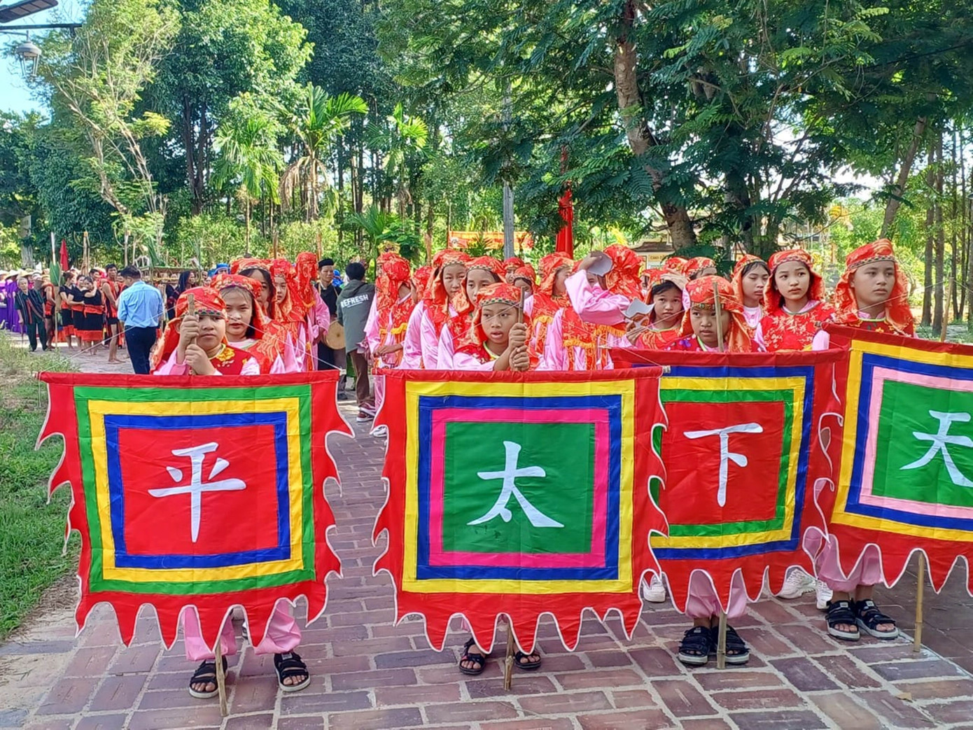 Múa hát &quot;Thiên hạ Thái bình&quot;. Đây là lối múa sắp chữ có từ lâu đời ở vùng làng quê huyện Phong Điền, tỉnh TT-Huế. Tham gia điệu múa này có khoảng 24 đến 48 người, với độ tuổi từ 13 đến 17. Các động tác múa di chuyển sắp thành các chữ: Thiên, hạ, thái, bình. Đây là điệu múa công phu diễn ra trong những lần làng có lễ hội với ước mong: Thiên hạ được sống trong thái bình, không có chiến tranh…Ảnh: VTH