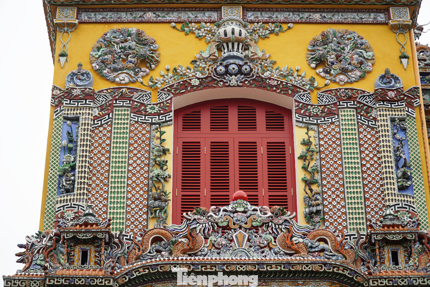 Mặt ngoài phía trước ngôi điện được trang trí, ốp khảm công phu bằng gốm sứ và các chất liệu khác. Mặt ngoài phía trước ngôi điện được trang trí, ốp khảm công phu bằng gốm sứ và các chất liệu khác.