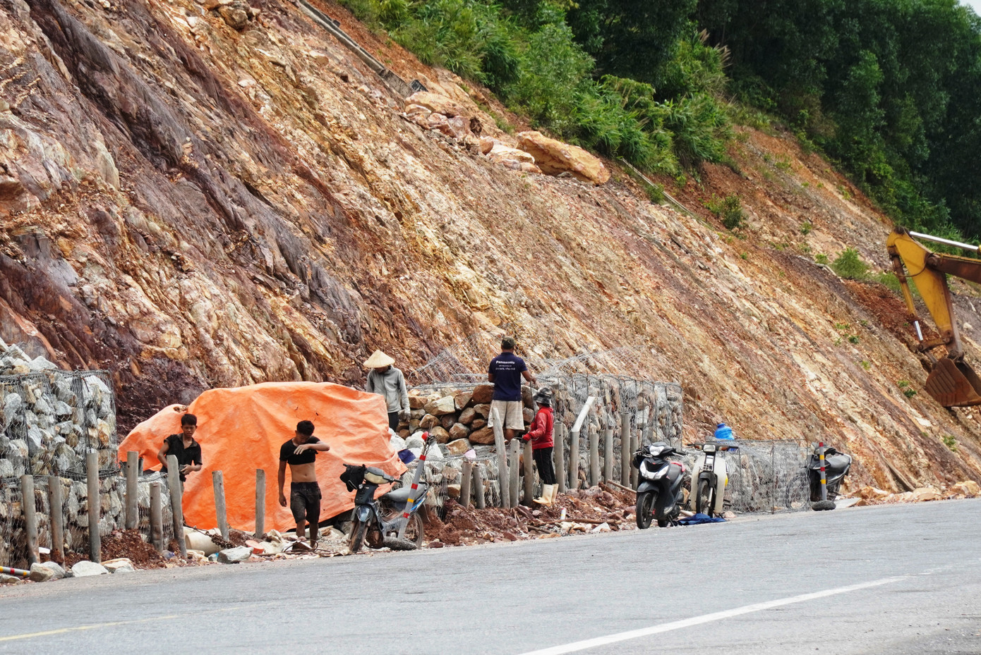 Gấp rút hoàn thành những hạng mục cuối trước mùa trọng điểm mưa bão ở TT-Huế và miền Trung.