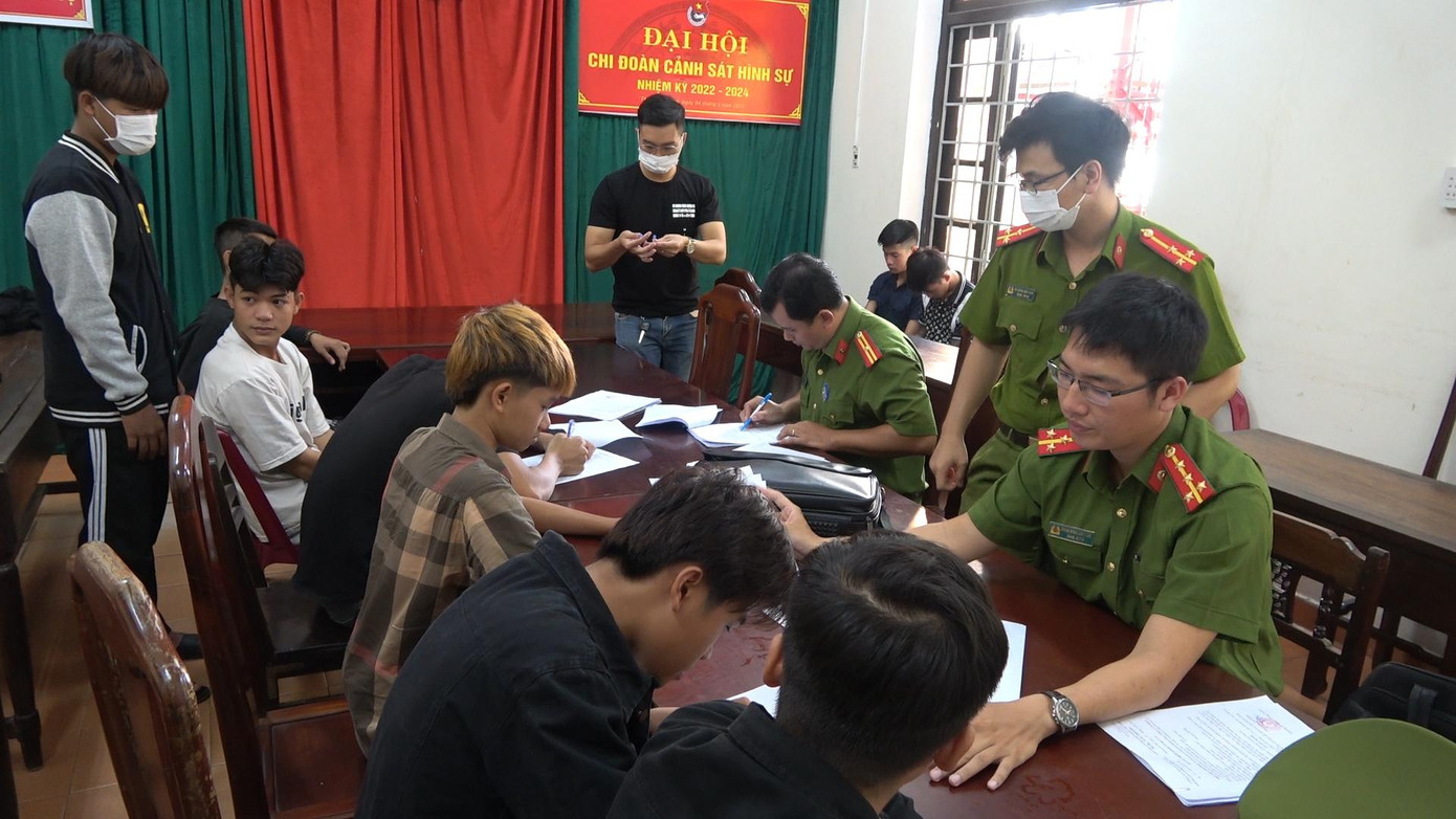 Công an lấy lời khai nhóm thanh thiếu niên có hành vi tấn công người khác gây thương tích. Ảnh: CA