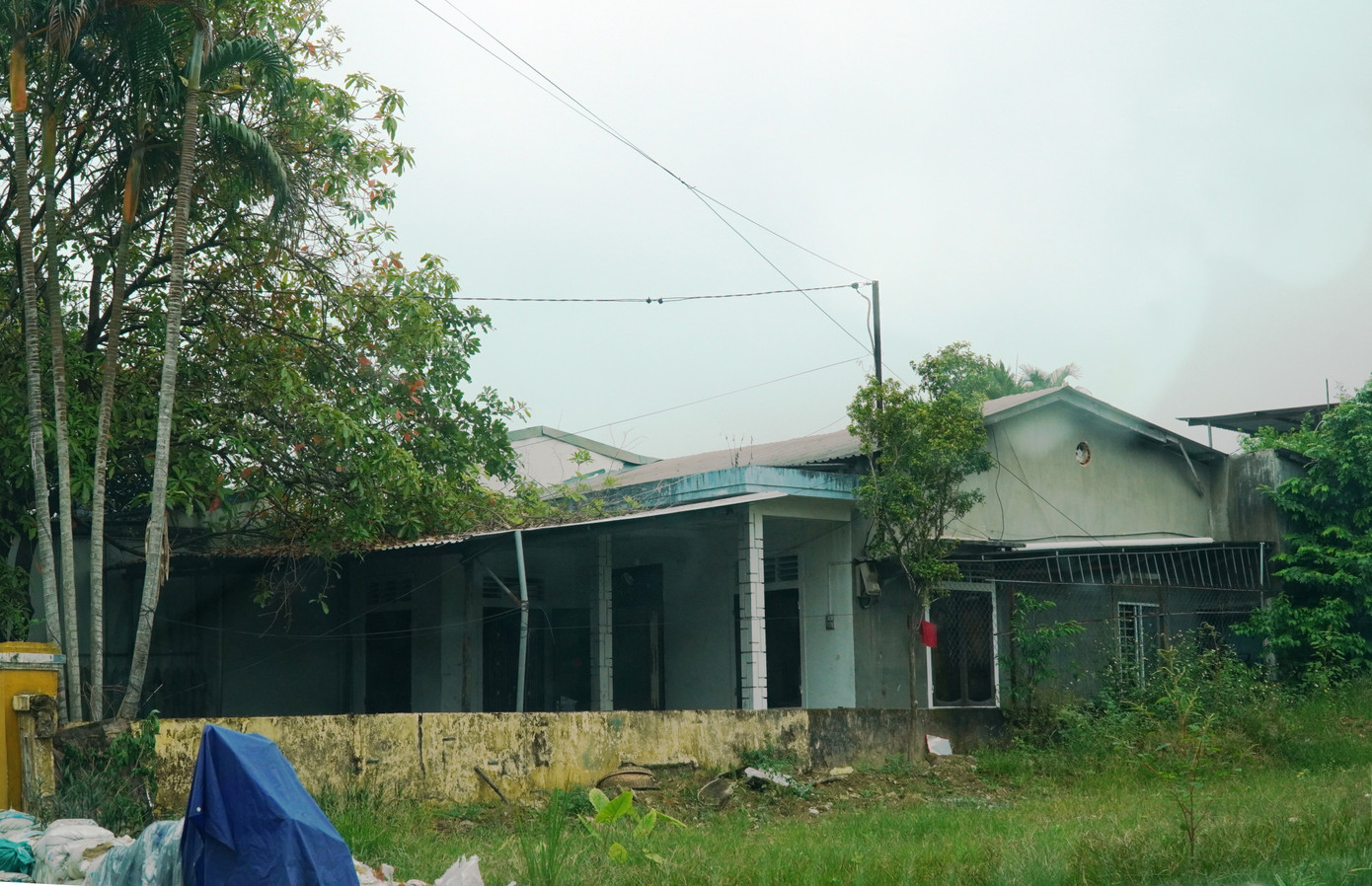 Đại diện Trung tâm Phát triển Quỹ đất thành phố Huế còn cho biết, do người dân chưa thỏa mãn với chính sách bồi thường, hỗ trợ và tái định cư, nên hiện còn nhiều hộ gia đình sinh sống trong vùng di tích chưa đồng ý bàn giao mặt bằng, gây ảnh hưởng đến tiến độ chỉnh trang, phục hồi cảnh quan khu vực I Kinh thành Huế.