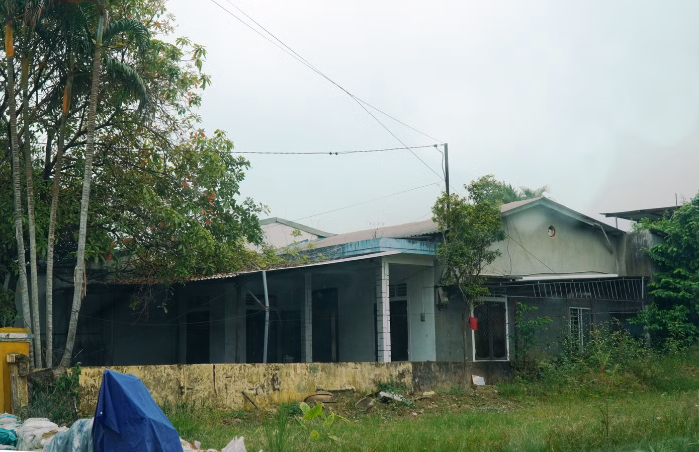 Đại diện Trung tâm Phát triển Quỹ đất thành phố Huế còn cho biết, do người dân chưa thỏa mãn với chính sách bồi thường, hỗ trợ và tái định cư, nên hiện còn nhiều hộ gia đình sinh sống trong vùng di tích chưa đồng ý bàn giao mặt bằng, gây ảnh hưởng đến tiến độ chỉnh trang, phục hồi cảnh quan khu vực I Kinh thành Huế.