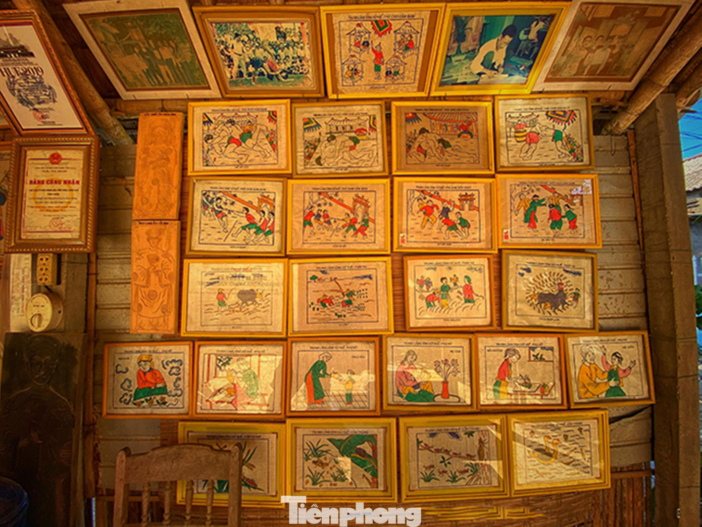 Dương Nỗ còn là nơi tập trung nhiều làng nghề truyền thống nổi tiếng. Trong đó, phải kể đến nghề tranh dân gian làng Sình độc đáo, với gần 400 năm. Từ thôn Lại Ân, tranh dân gian làng Sình vang danh cả nước với nét mộc mạc, tâm linh. Những bức tranh thể hiện niềm tin, khát vọng của người dân như cầu an, cầu lộc, cầu phúc… đã trở thành sản phẩm văn hóa đặc sắc và điểm đến du lịch của du khách. Ảnh: Mạnh Thường Dương Nỗ còn là nơi tập trung nhiều làng nghề truyền thống nổi tiếng. Trong đó, phải kể đến nghề tranh dân gian làng Sình độc đáo, với gần 400 năm. Từ thôn Lại Ân, tranh dân gian làng Sình vang danh cả nước với nét mộc mạc, tâm linh. Những bức tranh thể hiện niềm tin, khát vọng của người dân như cầu an, cầu lộc, cầu phúc… đã trở thành sản phẩm văn hóa đặc sắc và điểm đến du lịch của du khách. Ảnh: Mạnh Thường