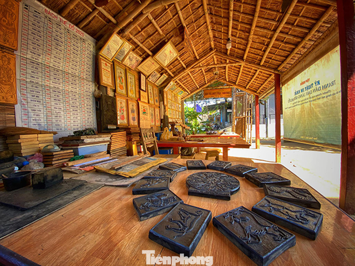 Dương Nỗ còn là nơi tập trung nhiều làng nghề truyền thống nổi tiếng. Trong đó, phải kể đến nghề tranh dân gian làng Sình độc đáo, với gần 400 năm. Từ thôn Lại Ân, tranh dân gian làng Sình vang danh cả nước với nét mộc mạc, tâm linh. Những bức tranh thể hiện niềm tin, khát vọng của người dân như cầu an, cầu lộc, cầu phúc… đã trở thành sản phẩm văn hóa đặc sắc và điểm đến du lịch của du khách. Ảnh: Mạnh Thường Dương Nỗ còn là nơi tập trung nhiều làng nghề truyền thống nổi tiếng. Trong đó, phải kể đến nghề tranh dân gian làng Sình độc đáo, với gần 400 năm. Từ thôn Lại Ân, tranh dân gian làng Sình vang danh cả nước với nét mộc mạc, tâm linh. Những bức tranh thể hiện niềm tin, khát vọng của người dân như cầu an, cầu lộc, cầu phúc… đã trở thành sản phẩm văn hóa đặc sắc và điểm đến du lịch của du khách. Ảnh: Mạnh Thường