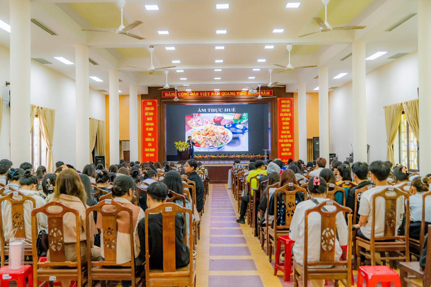 Các tình nguyện viên được cung cấp kiến thức về ẩm thực Huế.