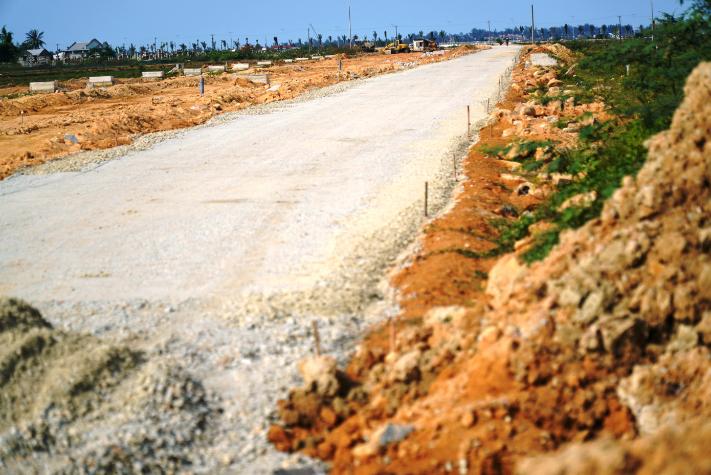 Gói thầu XL14 là toàn bộ phần xây lắp đoạn Km 2+204 - Km 4+78 (không bao gồm nút giao), có giá trị hợp đồng hơn 65 tỷ đồng, do liên danh nhà thầu Công ty TNHH Xây dựng tổng hợp Minh Đạt (địa chỉ tại thị trấn Kiến Giang, huyện Lệ Thủy, tỉnh Quảng Bình) - Công ty CP Đầu tư Xây dựng và Thương mại Thiên Phát Thịnh (địa chỉ tại phường An Cựu, TP Huế, tỉnh TT-Huế) thi công. Gói thầu XL14 khởi công ngày 12/5/2020, tiến độ thi công 24 tháng. Tuy nhiên, tiến độ thi công quá chậm. Gói thầu XL14 là toàn bộ phần xây lắp đoạn Km 2+204 - Km 4+78 (không bao gồm nút giao), có giá trị hợp đồng hơn 65 tỷ đồng, do liên danh nhà thầu Công ty TNHH Xây dựng tổng hợp Minh Đạt (địa chỉ tại thị trấn Kiến Giang, huyện Lệ Thủy, tỉnh Quảng Bình) - Công ty CP Đầu tư Xây dựng và Thương mại Thiên Phát Thịnh (địa chỉ tại phường An Cựu, TP Huế, tỉnh TT-Huế) thi công. Gói thầu XL14 khởi công ngày 12/5/2020, tiến độ thi công 24 tháng. Tuy nhiên, tiến độ thi công quá chậm.