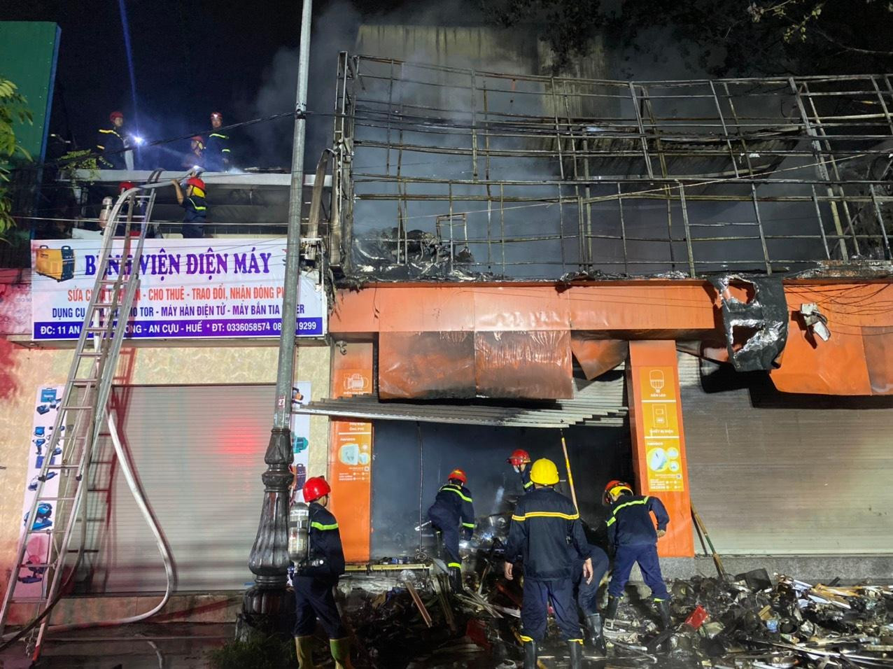 Đến khoảng 6h sáng cùng ngày, đám cháy cơ bản đã được lực lượng chức năng khống chế thành công. Đến khoảng 6h sáng cùng ngày, đám cháy cơ bản đã được lực lượng chức năng khống chế thành công.