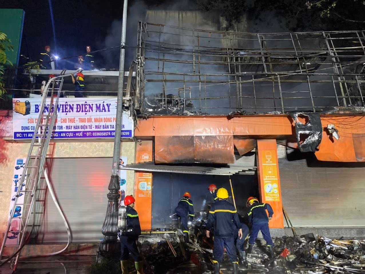 Đến khoảng 6h sáng cùng ngày, đám cháy cơ bản đã được lực lượng chức năng khống chế thành công.