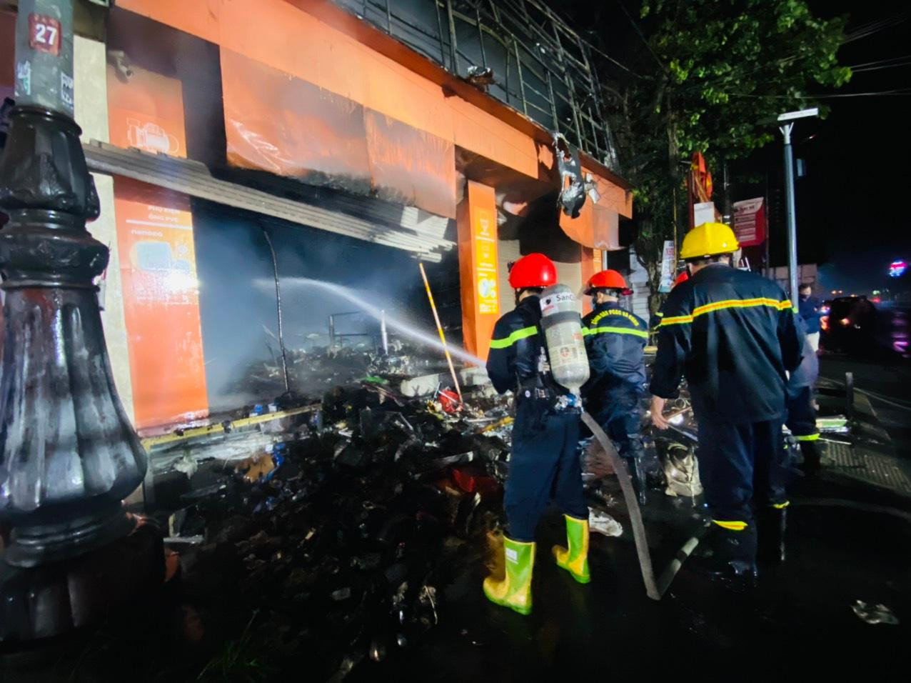 Thông tin ban đầu, thời điểm trên, người dân phát hiện tầng 2 của cửa hàng xảy ra cháy nên đã chủ động ngắt các cầu giao điện và thông báo cho chủ cửa hàng sinh sống ở gần đó; đồng thời, gọi điện báo lực lượng Cảnh sát Phòng cháy, chữa cháy (PCCC). Thông tin ban đầu, thời điểm trên, người dân phát hiện tầng 2 của cửa hàng xảy ra cháy nên đã chủ động ngắt các cầu giao điện và thông báo cho chủ cửa hàng sinh sống ở gần đó; đồng thời, gọi điện báo lực lượng Cảnh sát Phòng cháy, chữa cháy (PCCC).