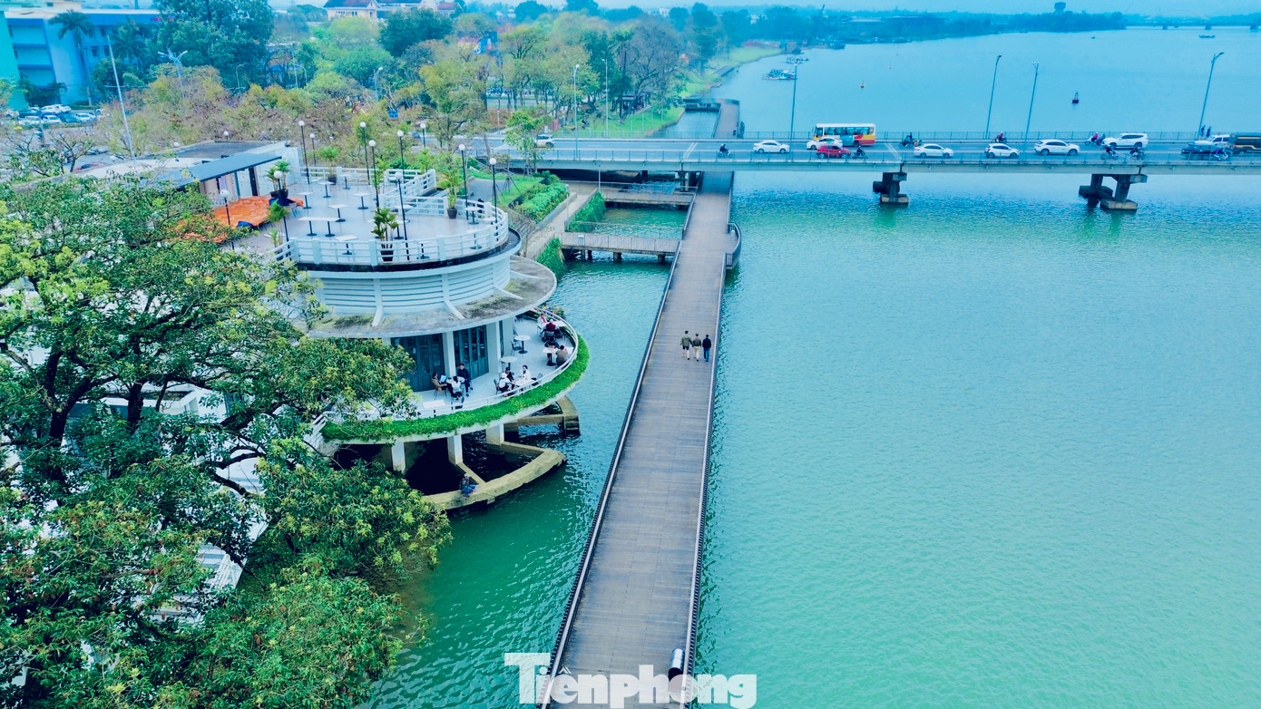 Cầu đi bộ gỗ lim tại địa bàn phường Vĩnh Ninh, quận Thuận Hóa, thành phố Huế, là công trình thí điểm nằm trong dự án quy hoạch chi tiết hai bờ sông Hương do cơ quan Hợp tác quốc tế Hàn Quốc (KOICA) tài trợ. Tổng kinh phí thực hiện công trình là 64 tỉ đồng, đưa vào sử dụng từ năm 2019.