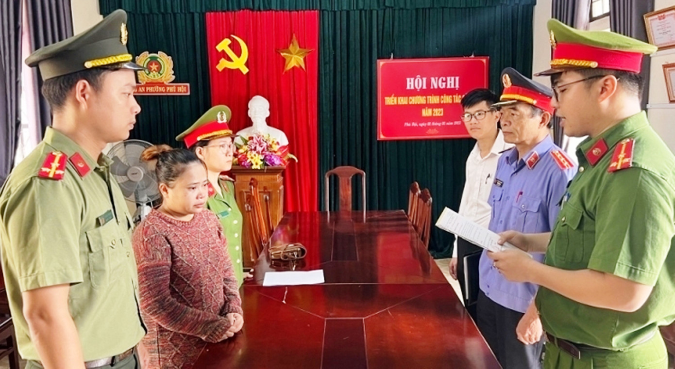 Cơ quan Cảnh sát Điều tra Công an TT-Huế đọc lệnh bắt giam đối tượng Nguyễn Thị Cẩm Vân (thứ hai từ trái sang). Ảnh: CACC