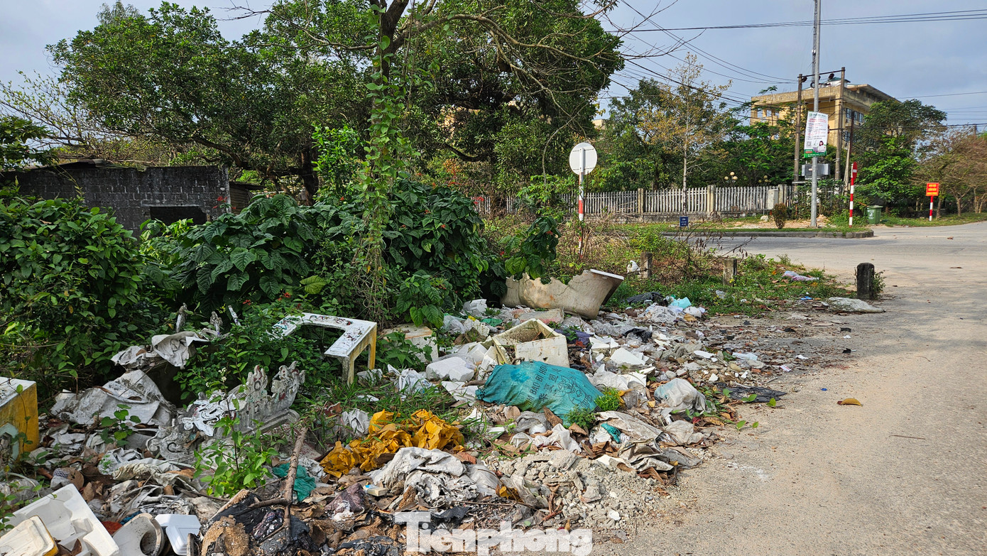 Đại diện Văn phòng ĐH Huế cho biết, do khu quy hoạch Trường Bia chưa hoàn thiện về kết cấu hạ tầng, khu vực này còn đan xen dân cư, nên một bộ phận người dân đã lợi dụng làm nơi đổ rác. Mặc dù ĐH Huế đã có những đợt ra quân phối hợp lực lượng chức năng xử lý môi trường tại khu quy hoạch, nhưng sau một thời gian, nơi đây tràn ngập rác trở lại. Đại diện Văn phòng ĐH Huế cho biết, do khu quy hoạch Trường Bia chưa hoàn thiện về kết cấu hạ tầng, khu vực này còn đan xen dân cư, nên một bộ phận người dân đã lợi dụng làm nơi đổ rác. Mặc dù ĐH Huế đã có những đợt ra quân phối hợp lực lượng chức năng xử lý môi trường tại khu quy hoạch, nhưng sau một thời gian, nơi đây tràn ngập rác trở lại.